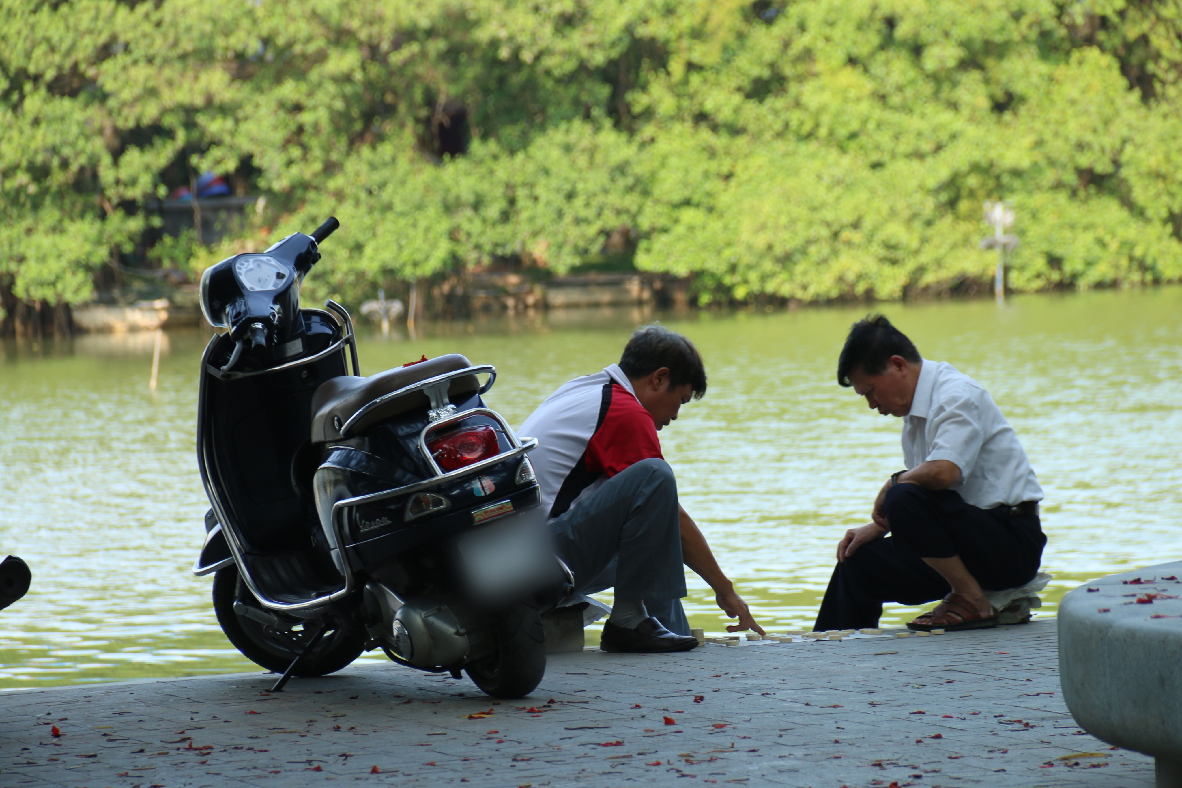 Đời sống - Hà Nội: Bất chấp nguy cơ từ diễn biến mới liên quan Covid-19, người dân không đeo khẩu trang, tụ tập nơi đông người (Hình 4).