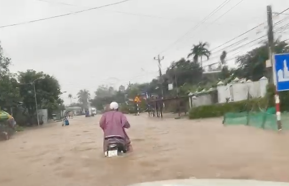 Tin nhanh - Đắk Lắk: Nhiều tuyến đường sạt lở, ngập sâu do mưa lớn (Hình 6).