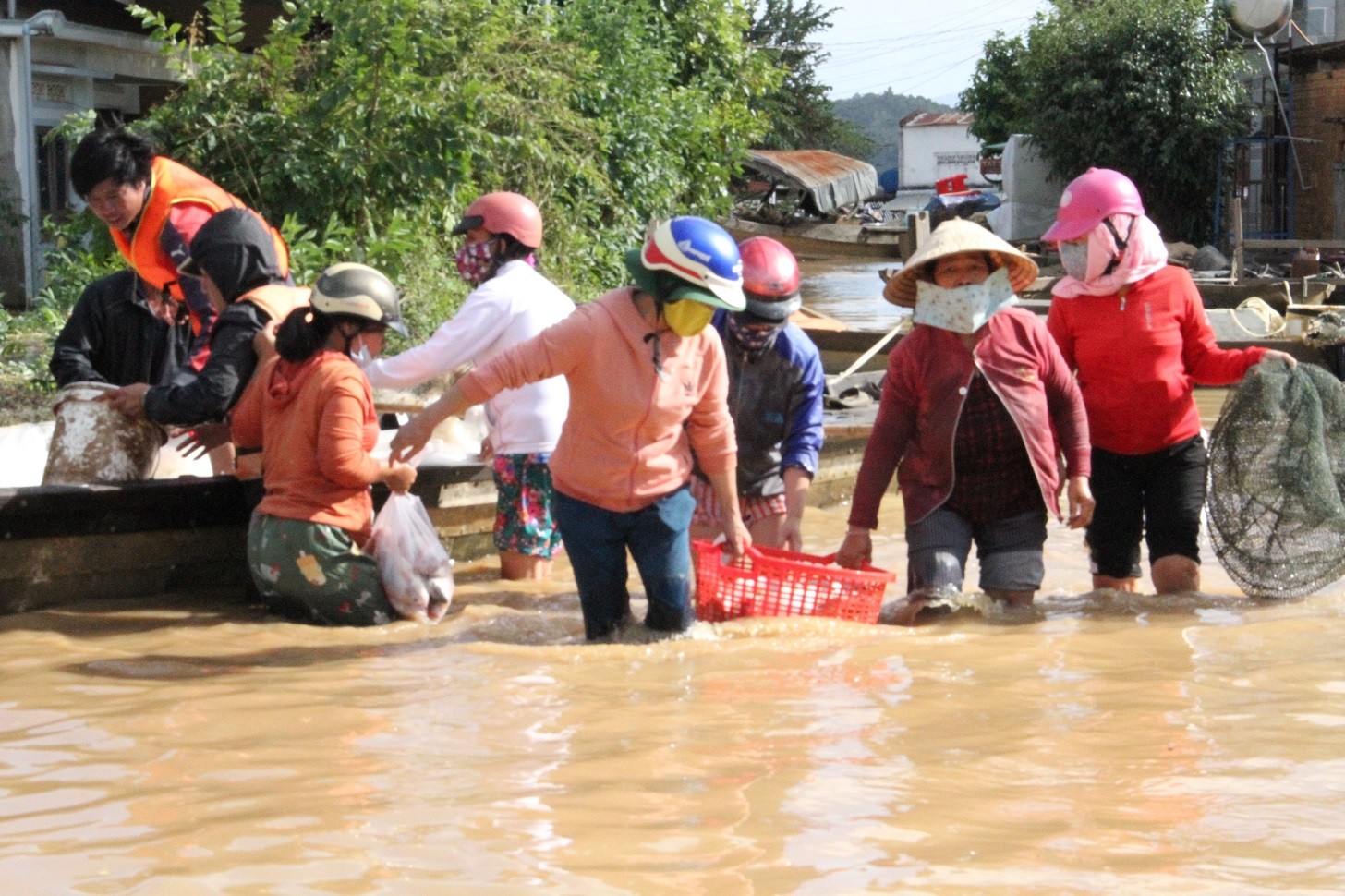 Tin nhanh - Một người dân mất tích, hàng trăm tấn cá bị thiệt hại do mưa lũ (Hình 4).