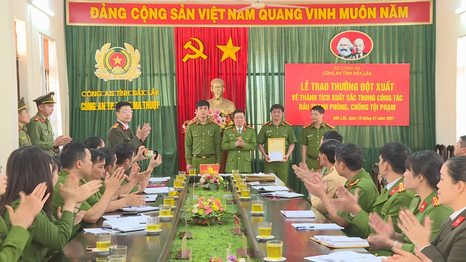 Đời sống pháp luật - Khen thưởng vụ bắt đối tượng trộm cắp đào hầm giấu ma túy