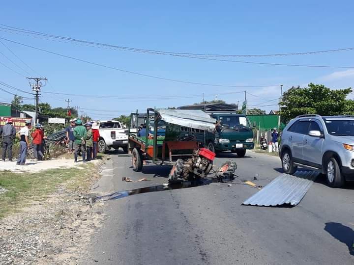 Dân sinh - Xe công nông va chạm xe bán tải, một tài xế nhập viện