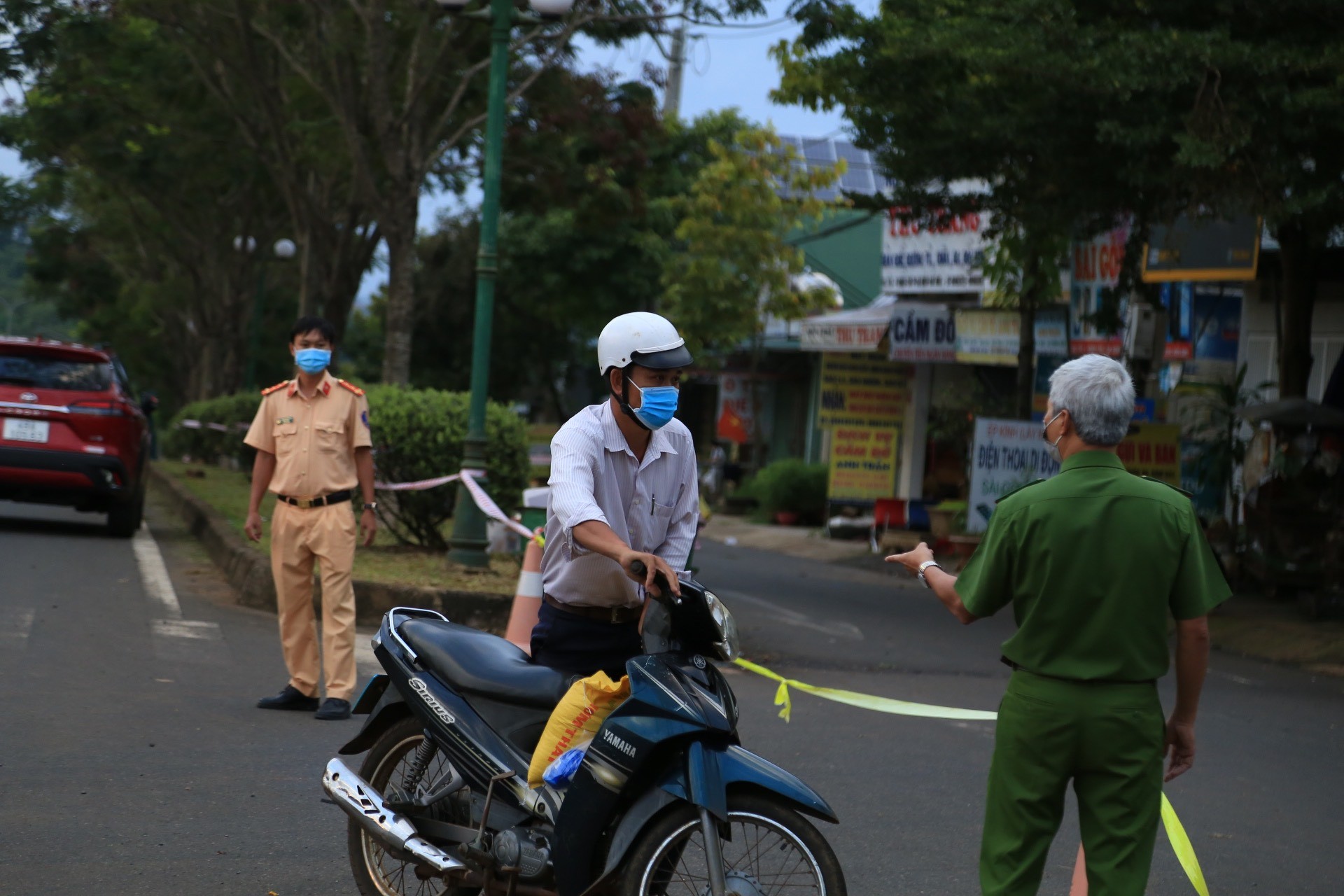 Sự kiện - Đắk Nông: Hai bố con thợ sửa điện năng lượng mặt trời mắc Covid-19 (Hình 2).