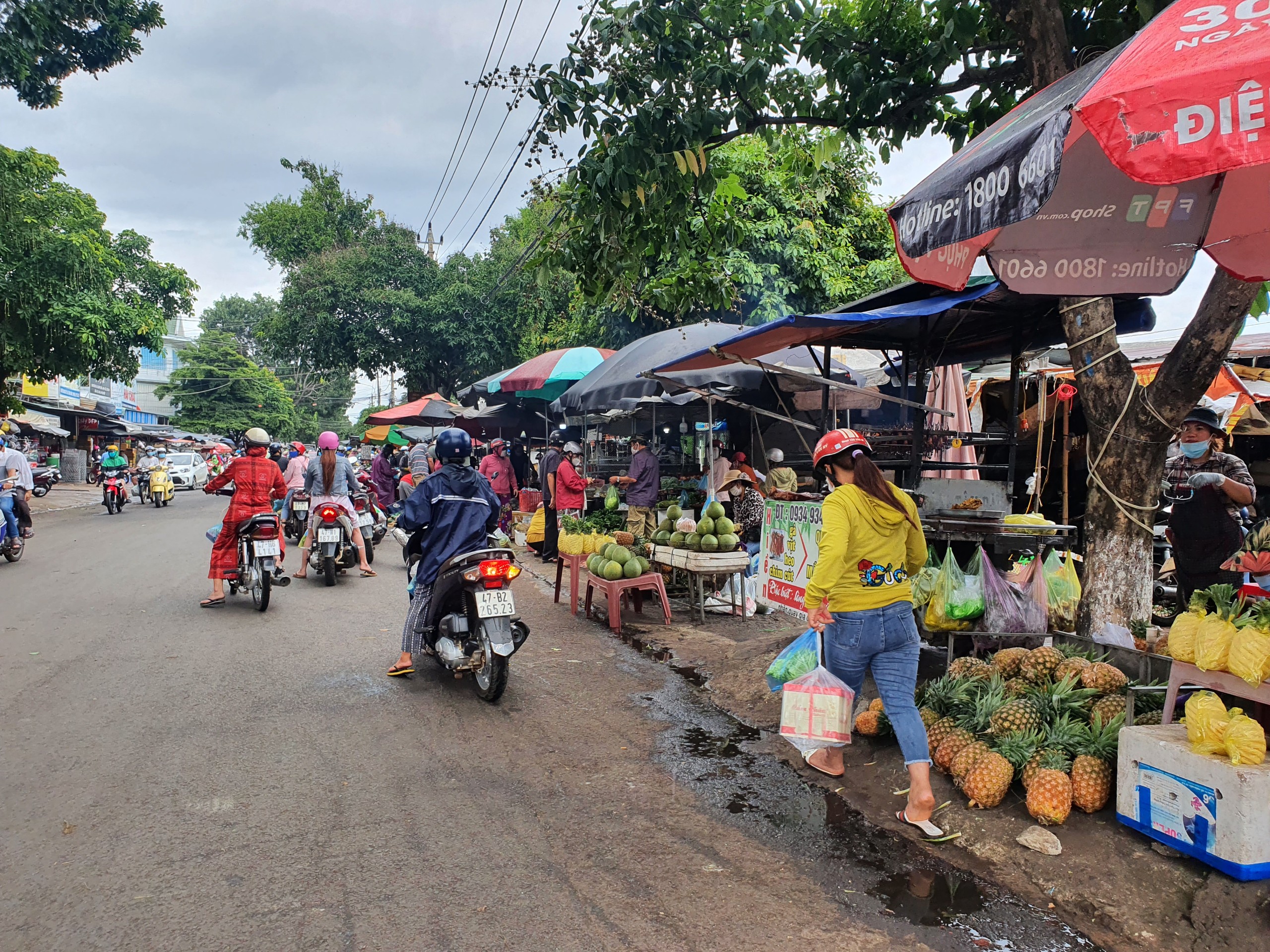 Dân sinh - Nhiều người vi phạm phòng chống dịch, Buôn Ma Thuột phát phiếu đi chợ 