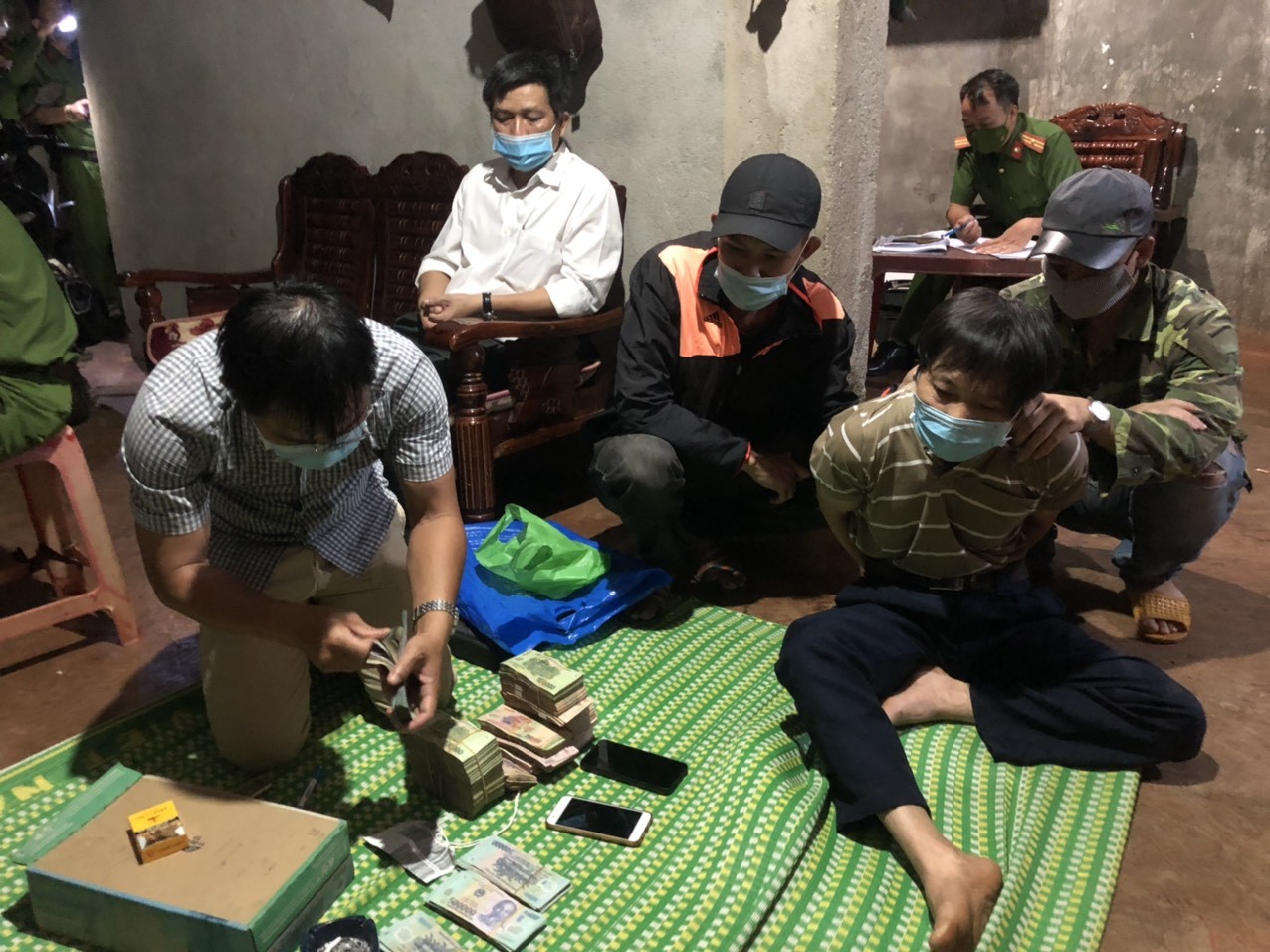 An ninh - Hình sự - Khởi tố đối tượng ép doanh nghiệp bỏ 1,5 tỷ đồng “mua” clip