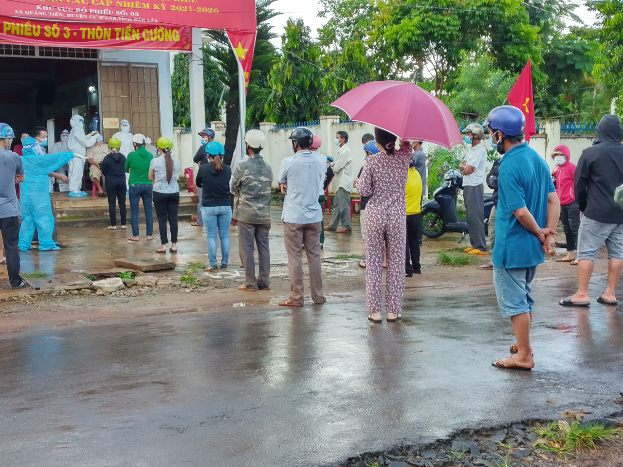 Sự kiện - Đắk Lắk: Một nhân viên y tế tham gia truy vết, lấy mẫu dương tính với Covid-19