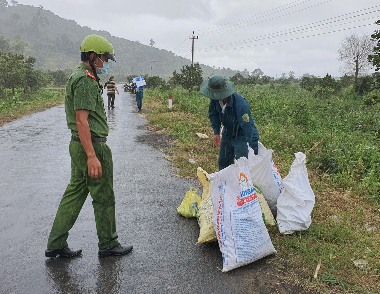 Dân sinh - Đắk Nông: Lực lượng chức năng giúp dân vùng dịch thu hoạch hoa màu (Hình 3).