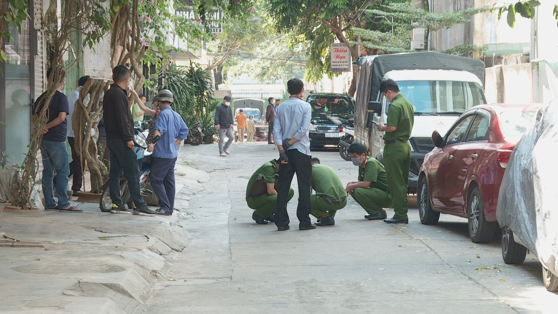 An ninh - Hình sự - Phát hiện người phụ nữ thoi thóp bên đường với nhiều vết thương