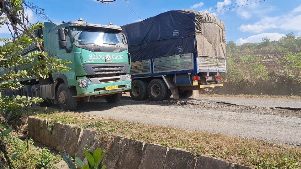 Dân sinh - Xe chở cát quá tải “lộng hành” trên quốc lộ - Bài 2: Tài xế chở vượt tải trọng trên 150%