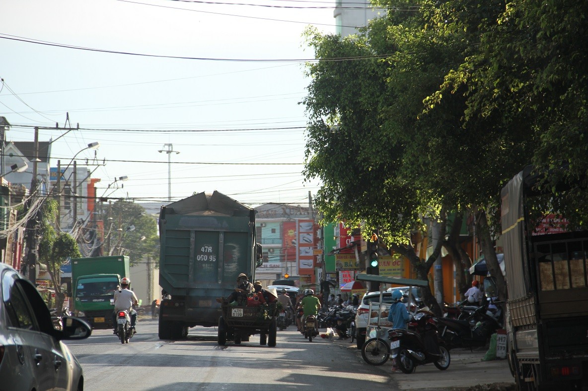 Dân sinh - Xe chở cát quá tải “lộng hành” trên quốc lộ - Bài 2: Tài xế chở vượt tải trọng trên 150% (Hình 3).