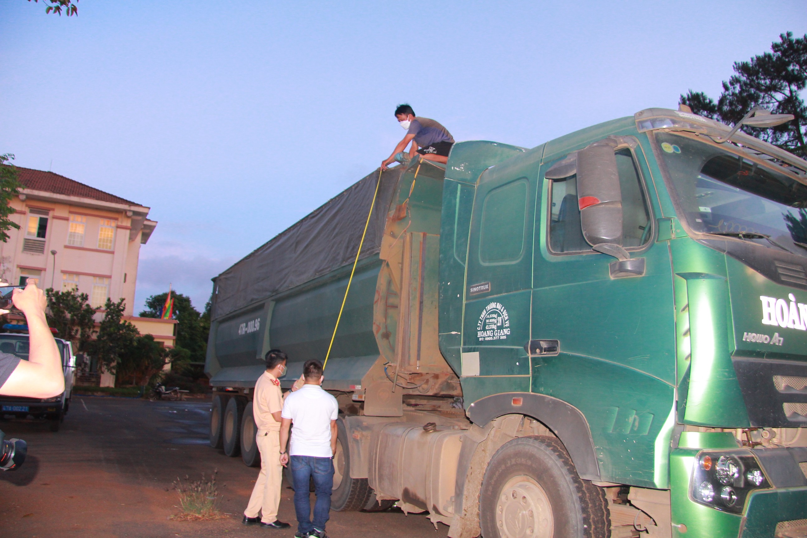 Dân sinh - Xe chở cát “lộng hành” trên quốc lộ: Doanh nghiệp thừa nhận sai  (Hình 3).