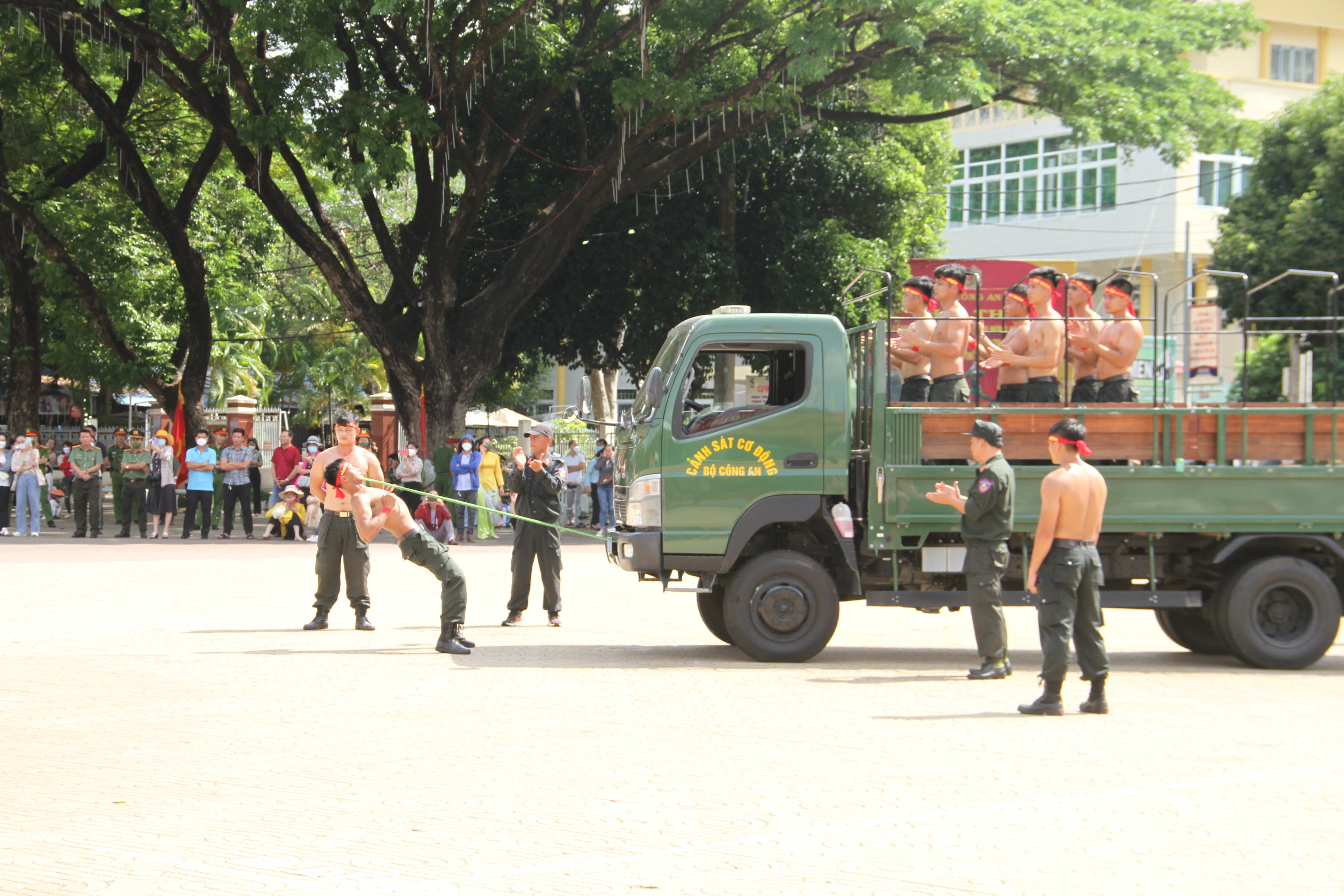 An ninh - Hình sự - Những màn biểu diễn đẹp mắt tại hội thi điều lệnh, bắn súng võ thuật  (Hình 4).