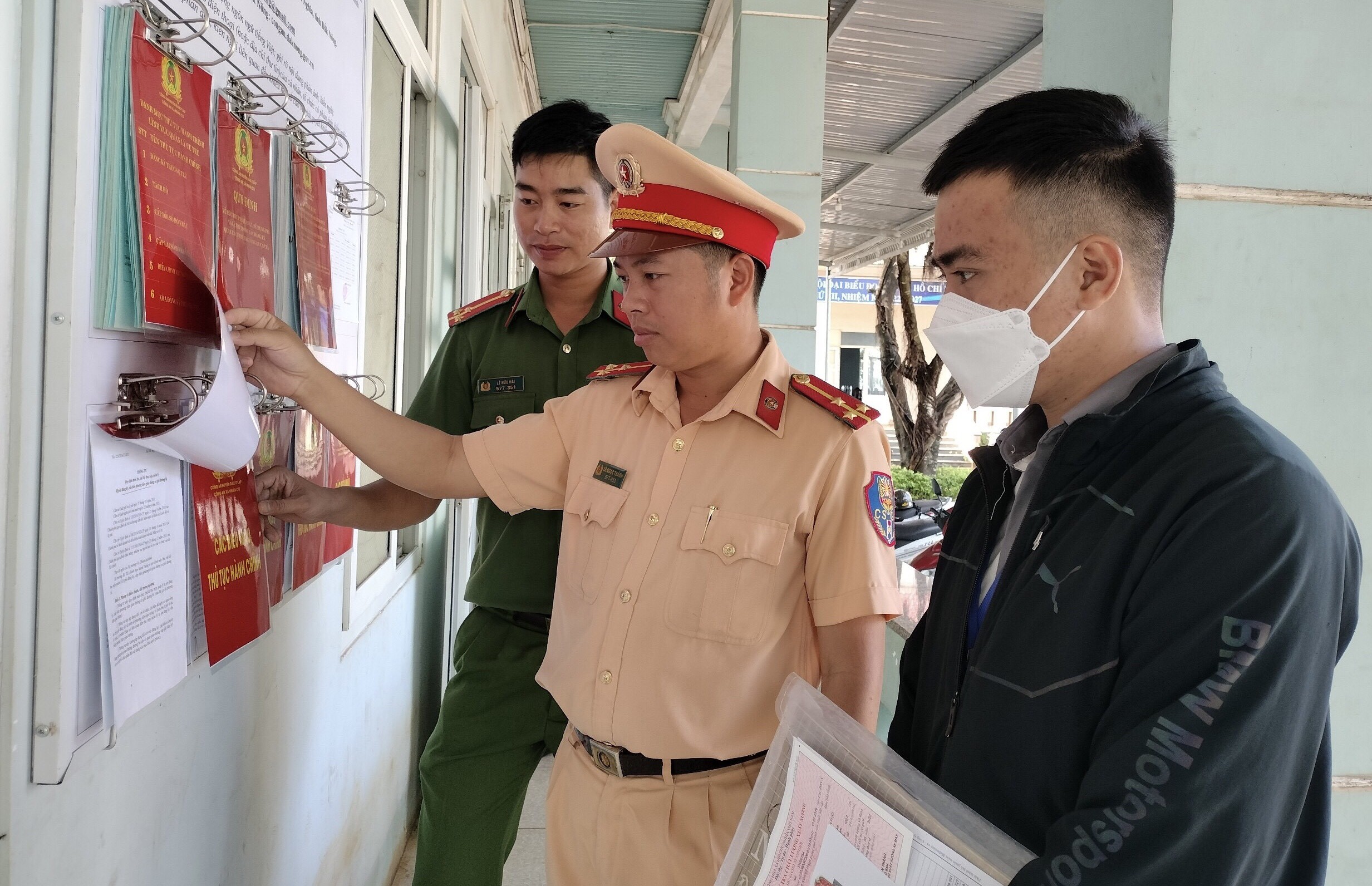 An ninh - Hình sự - Đắk Nông: Không còn cảnh người dân vượt gần 100 km đi làm biển số xe (Hình 2).