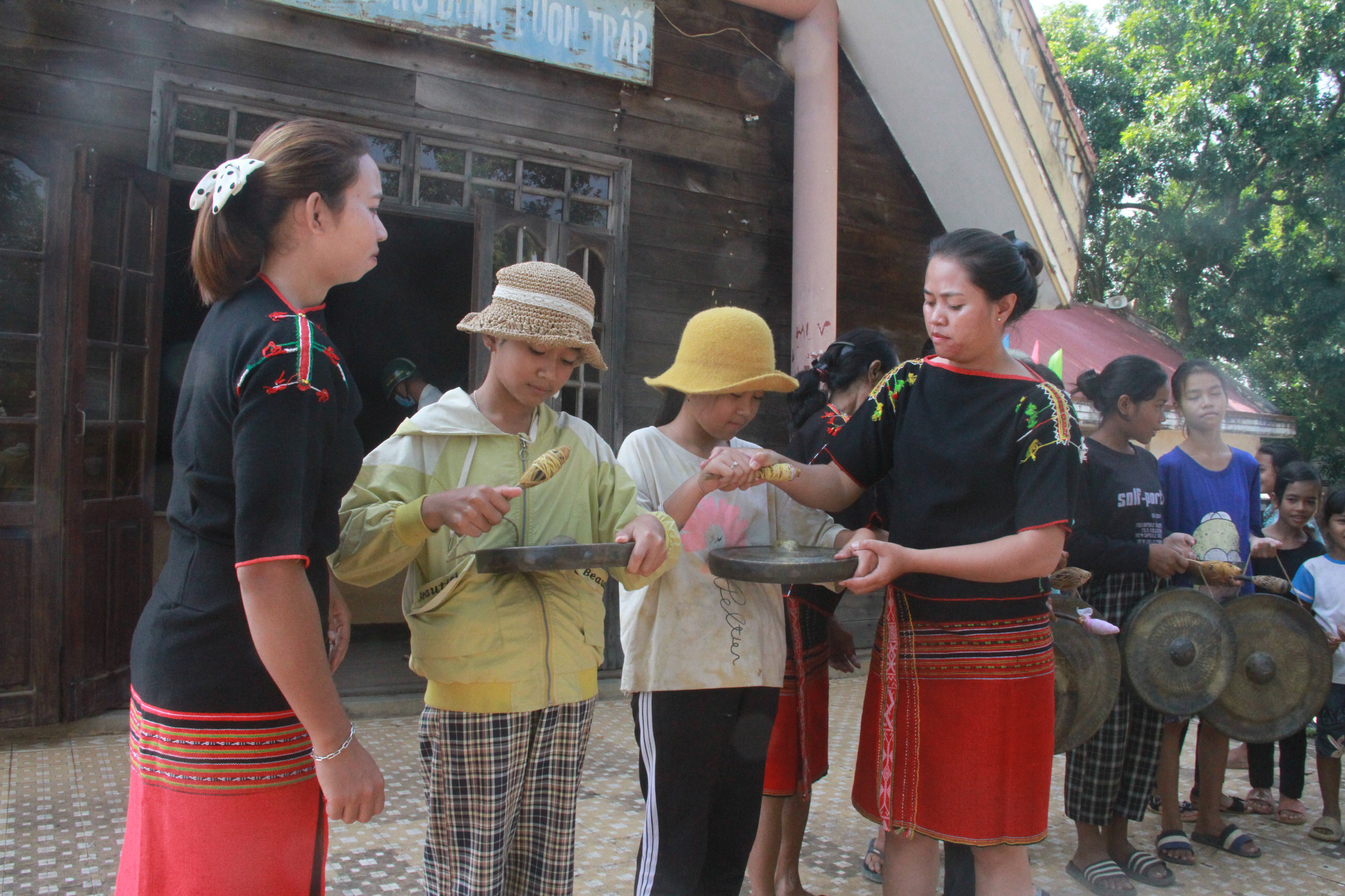 Văn hoá - Đắk Lắk: Truyền dạy cồng chiêng cho người dân buôn làng