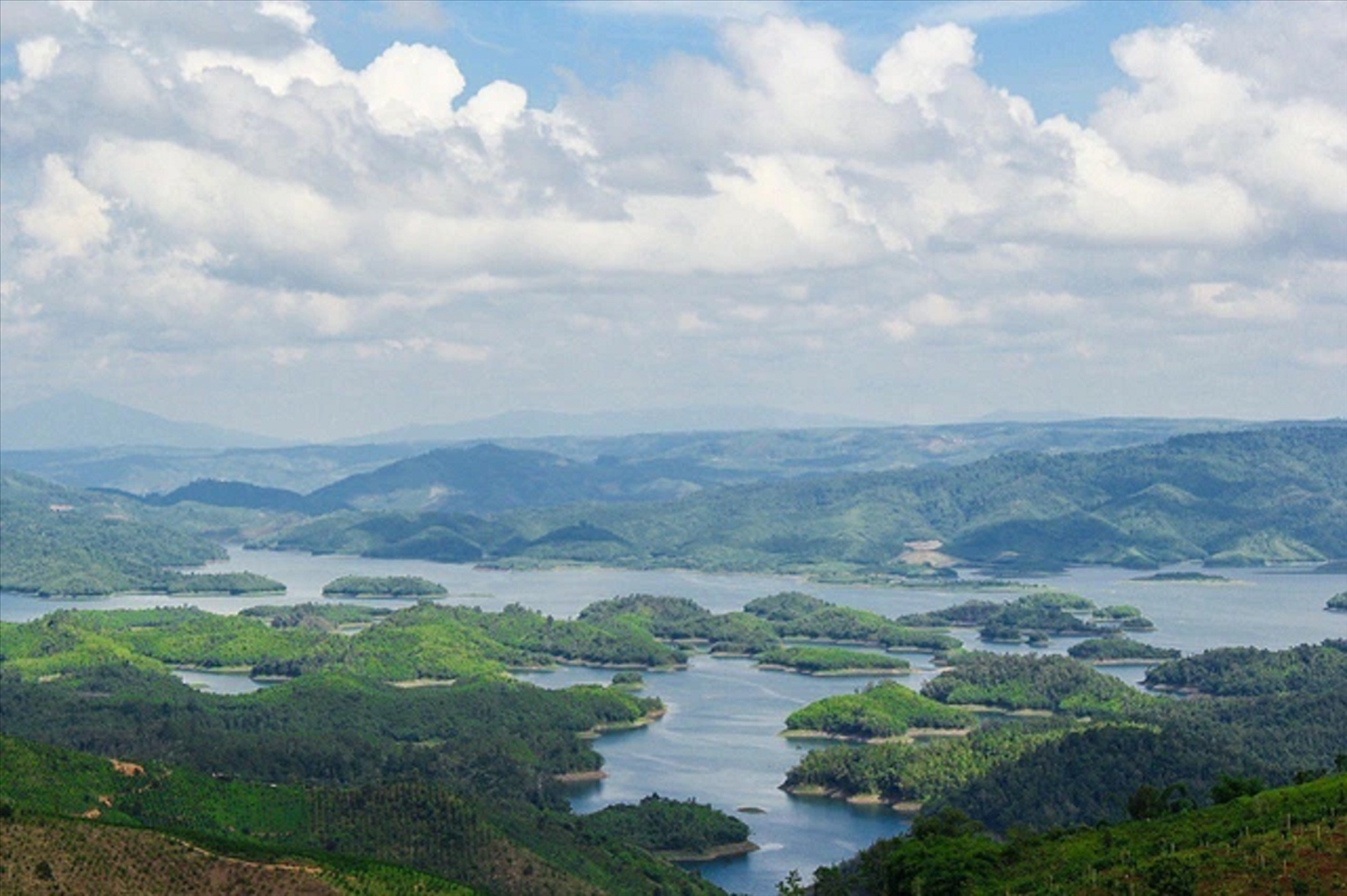 Văn hoá - Trải nghiệm bay dù lượn, ngắm “Vịnh Hạ Long của Tây Nguyên”