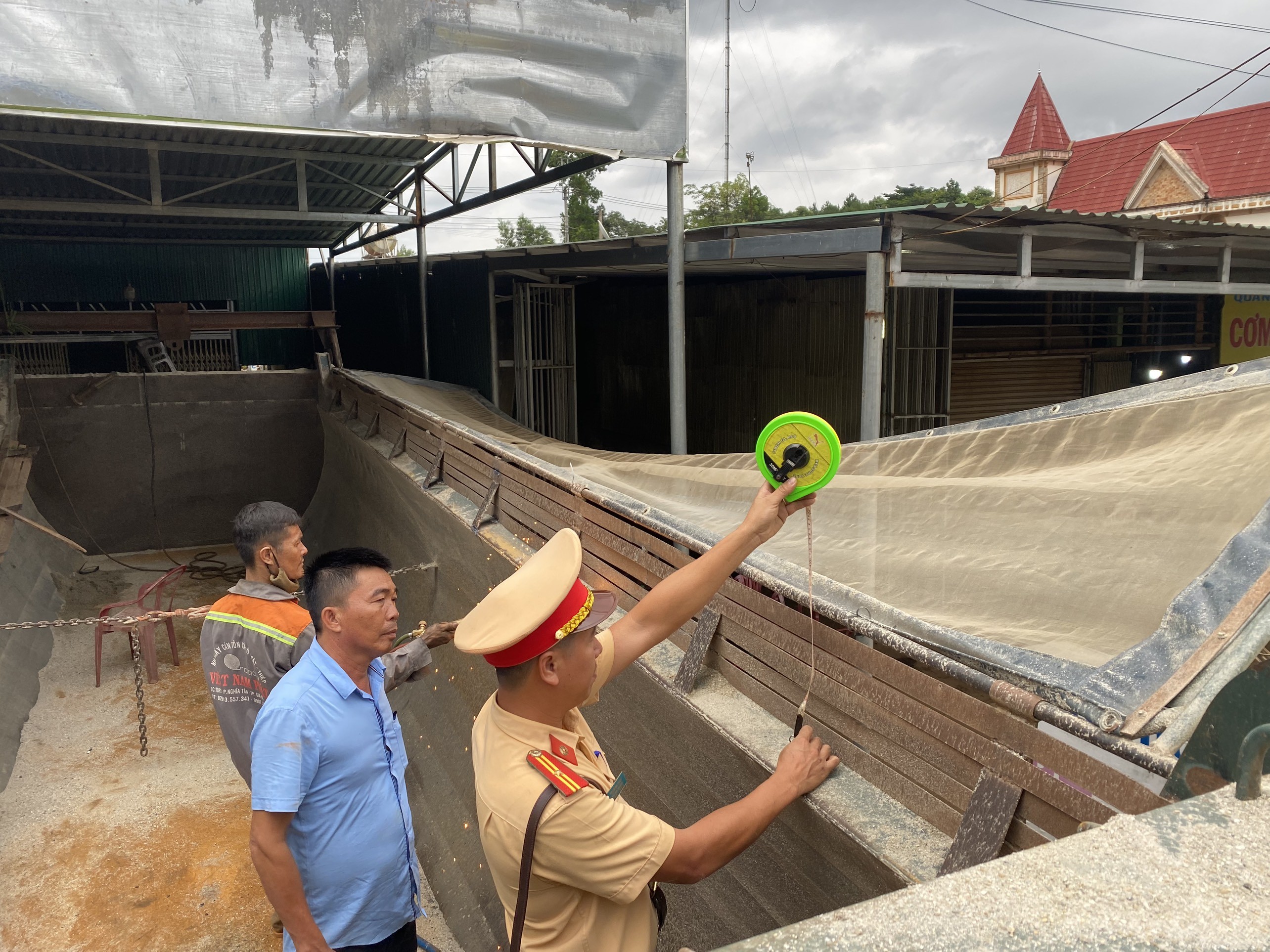 An ninh - Hình sự - CSGT Đắk Nông quyết liệt xử lý tải trọng, cơi nới, cải tạo phương tiện (Hình 3).