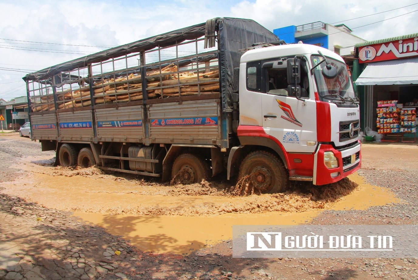 Dân sinh - Người dân gặp khó khi lưu thông qua đoạn đường chằng chịt “ổ gà, ổ voi' (Hình 6).