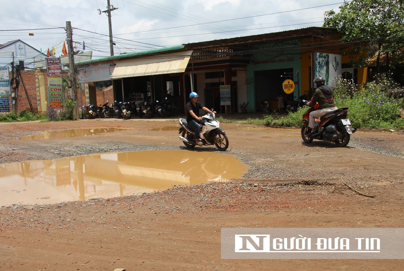 Dân sinh - Người dân gặp khó khi lưu thông qua đoạn đường chằng chịt “ổ gà, ổ voi' (Hình 5).