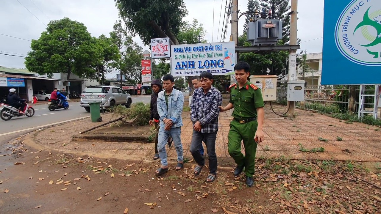 An ninh - Hình sự -  Bắt giam 2 đối tượng gây ra hơn 50 vụ cắt trộm dây cáp điện chỉ hơn một tháng