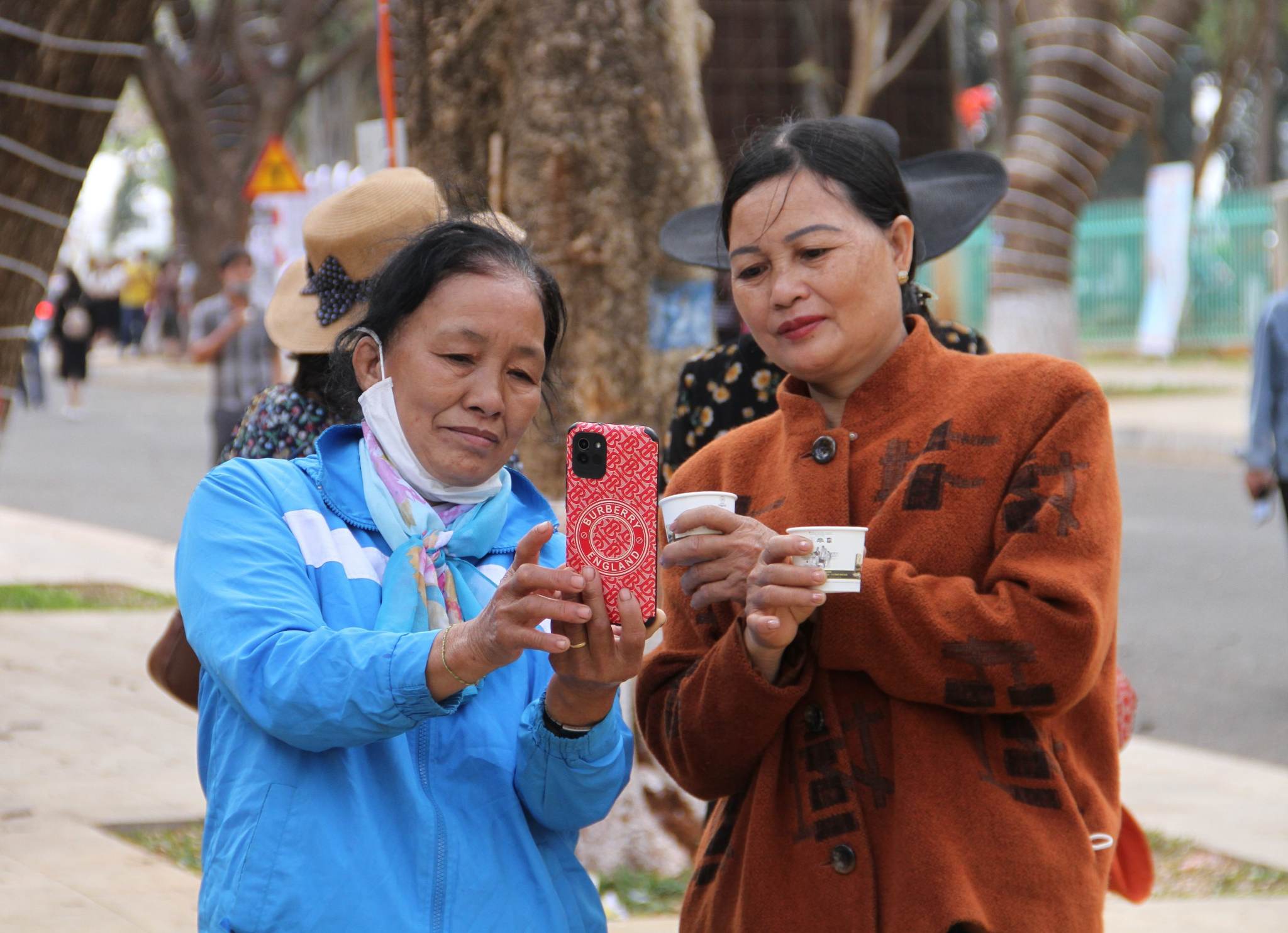 Dân sinh - Đắk Lắk: Hàng ngàn người rộn ràng đi uống cà phê miễn phí (Hình 9).