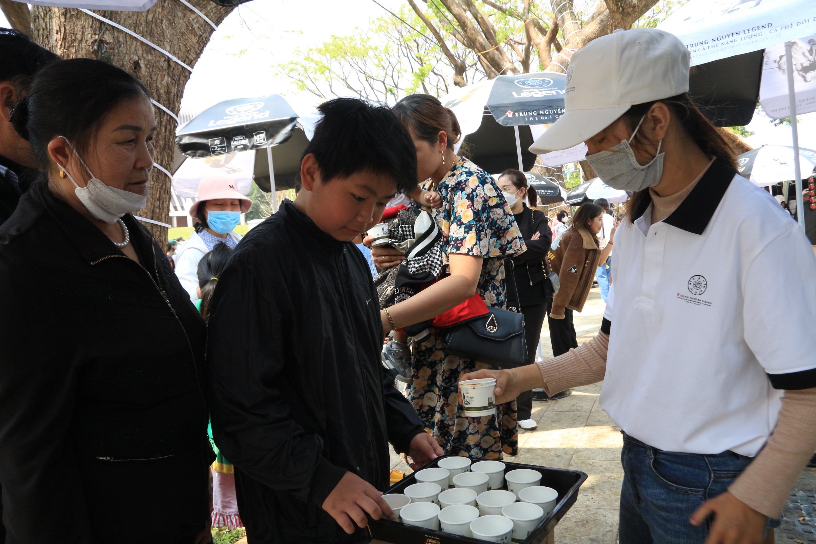 Dân sinh - Đắk Lắk: Hàng ngàn người rộn ràng đi uống cà phê miễn phí (Hình 5).