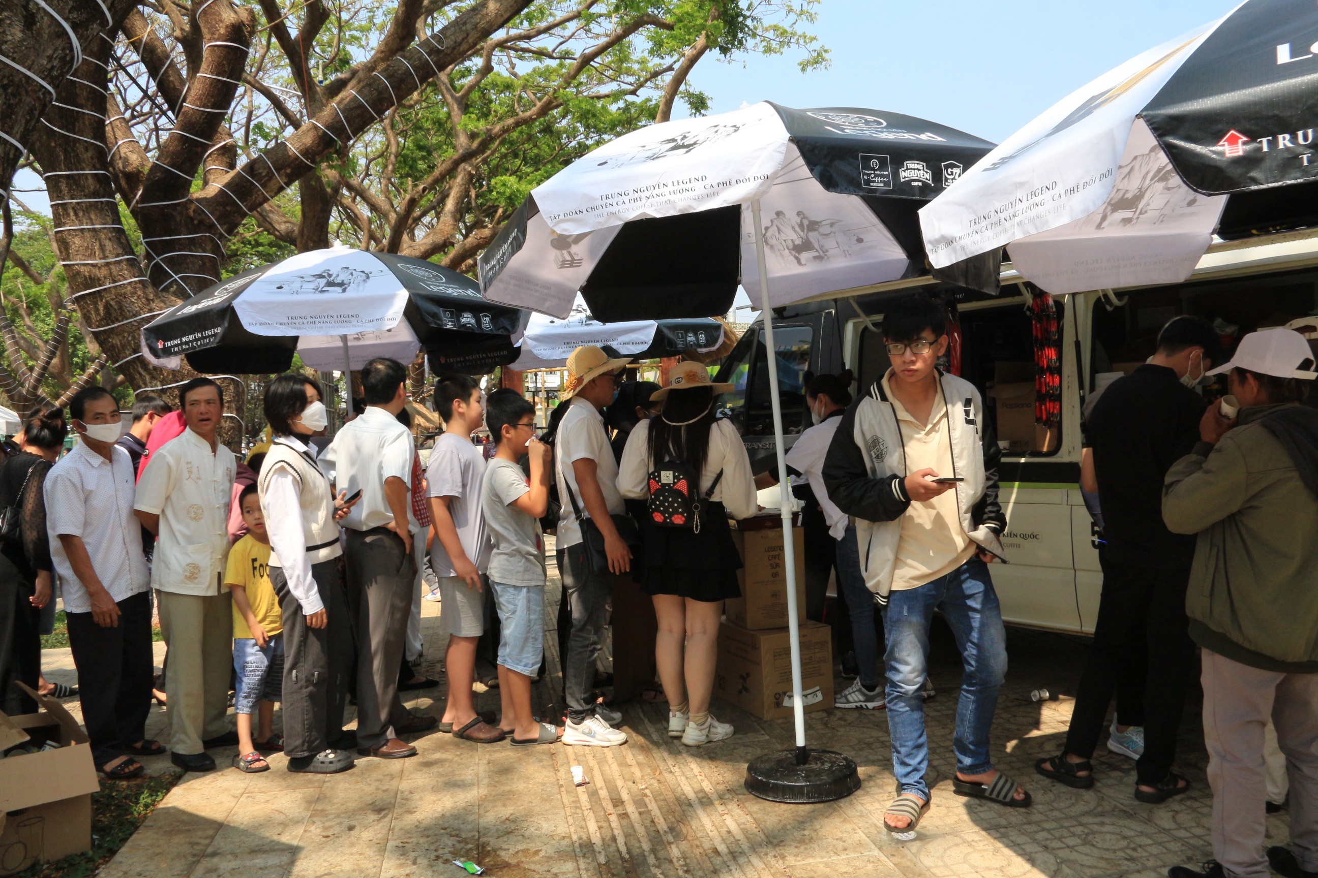 Dân sinh - Đắk Lắk: Hàng ngàn người rộn ràng đi uống cà phê miễn phí (Hình 15).