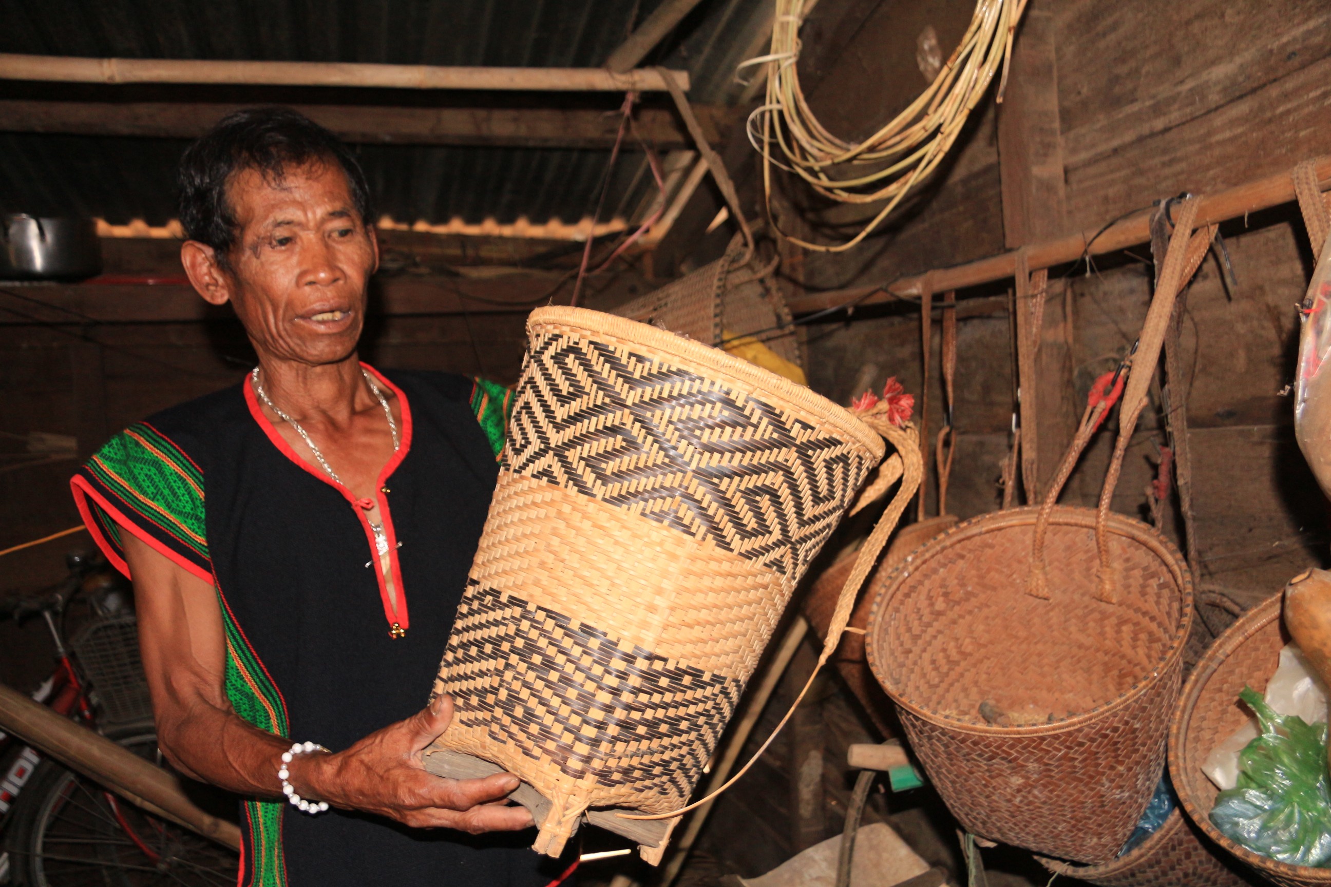 Văn hoá - Những bước chân không mỏi của già làng Y Xuyên (Hình 2).