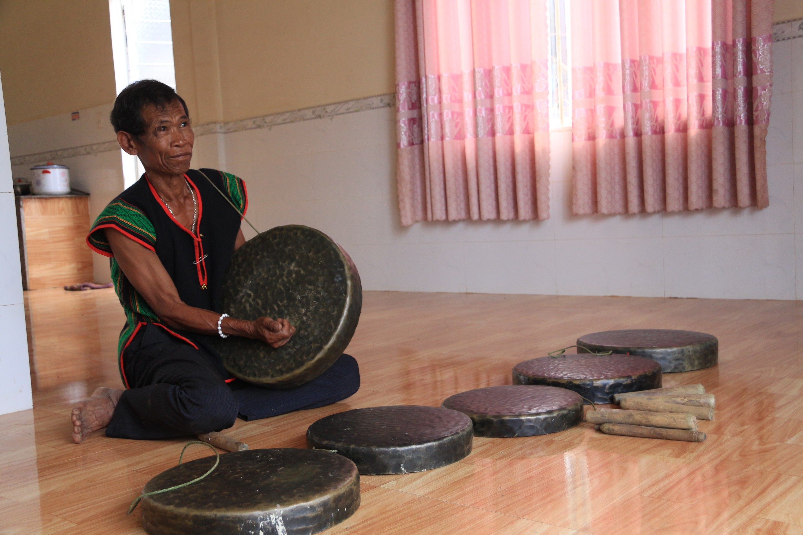 Văn hoá - Những bước chân không mỏi của già làng Y Xuyên (Hình 5).