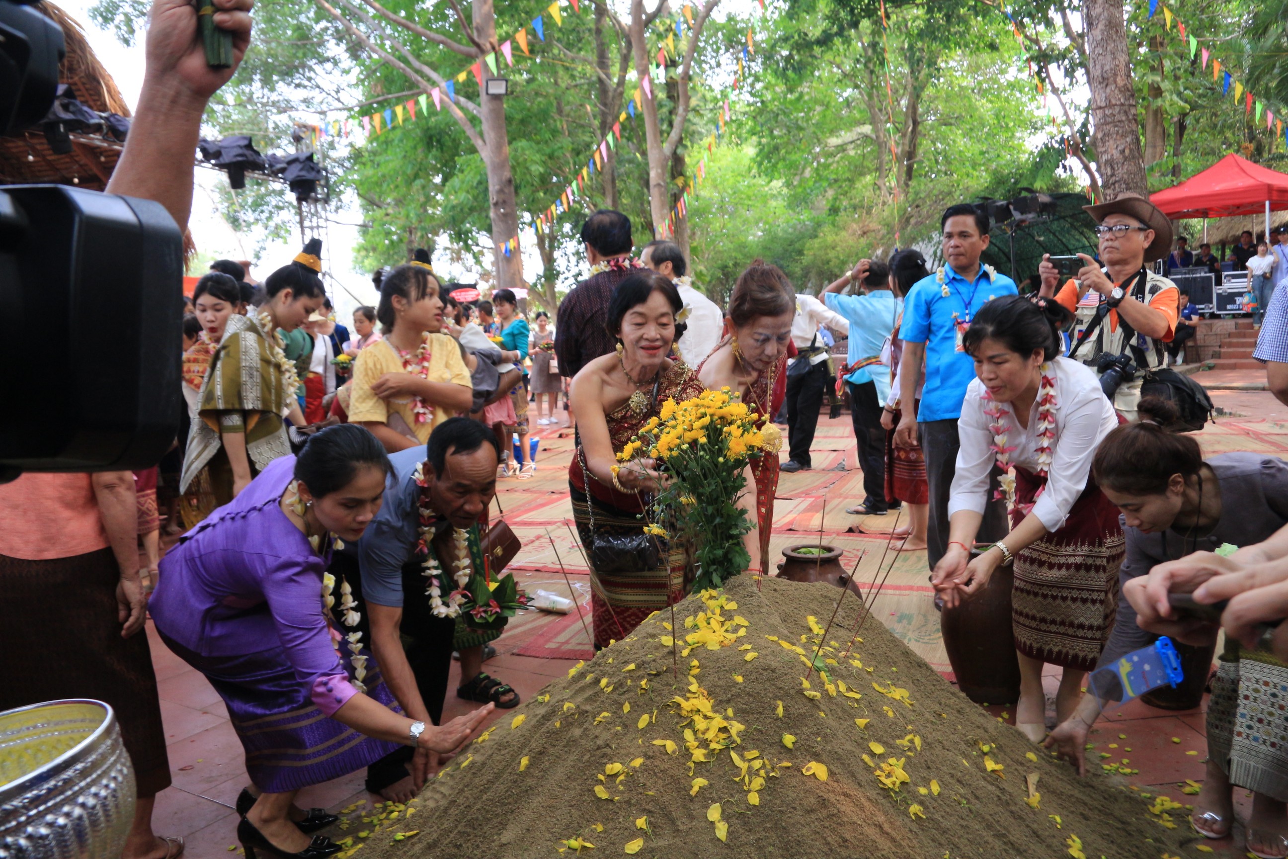 Văn hoá - Độc đáo Tết Bunpimay của người Lào trên đất Tây Nguyên (Hình 13).