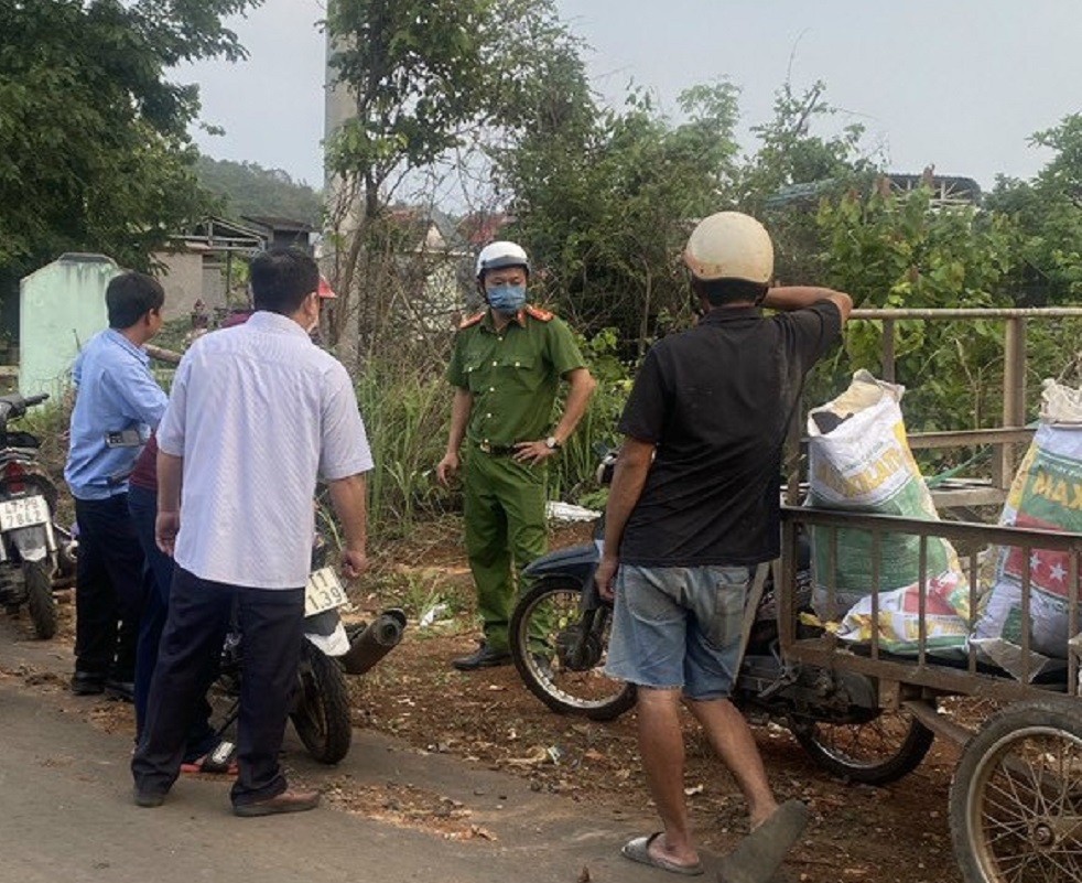 Dân sinh - Một người dân bị xử phạt hành chính vì vứt, bỏ rác thải trên vỉa hè