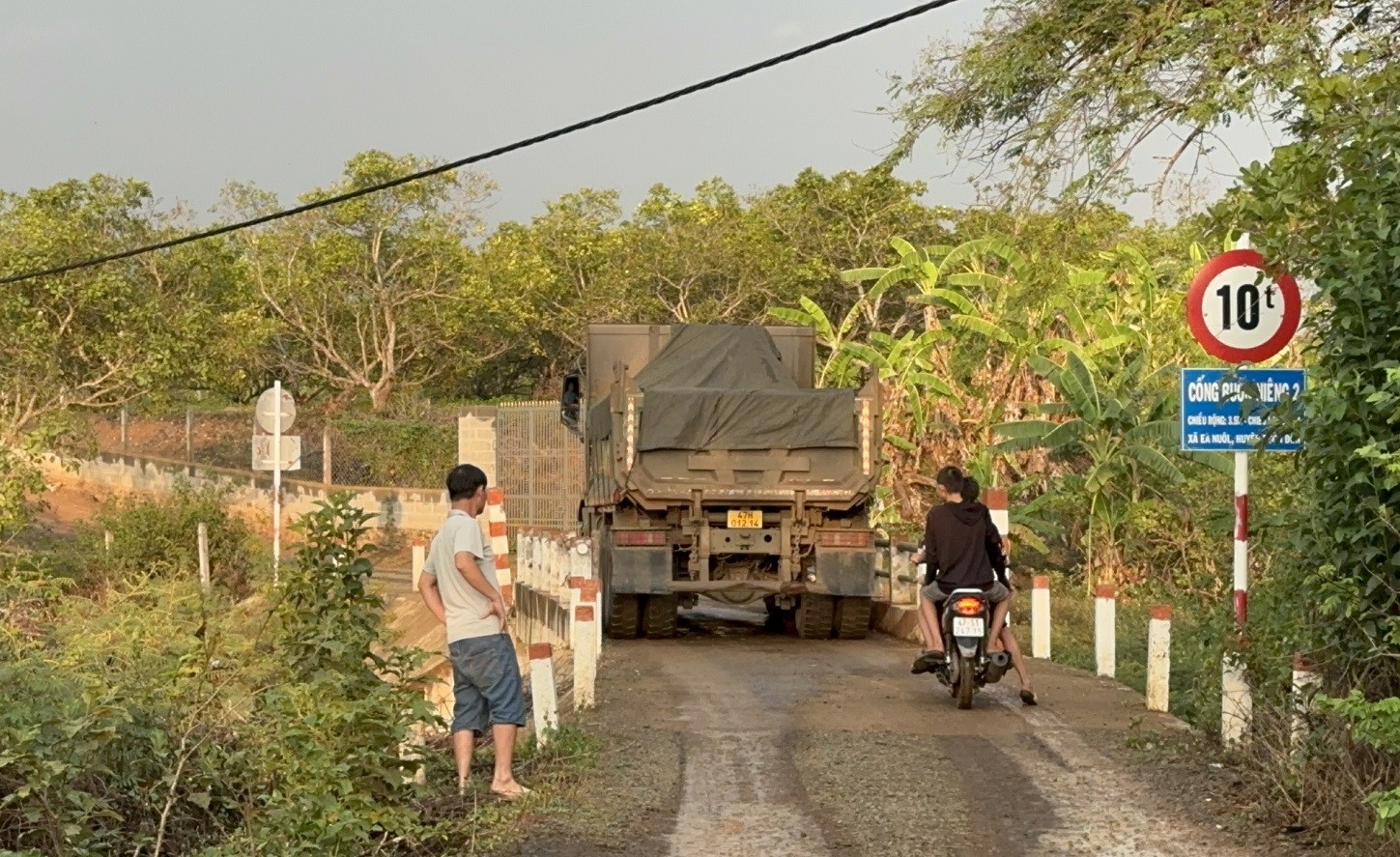 Dân sinh - Huyện phản hồi vụ cầu dân sinh 10 tấn oằn mình “cõng” xe “khủng”  (Hình 3).