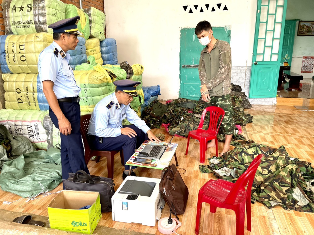 Dân sinh - Đắk Lắk: Quản lý thị trường thu giữ hàng nghìn quần áo rằn ri không rõ nguồn gốc