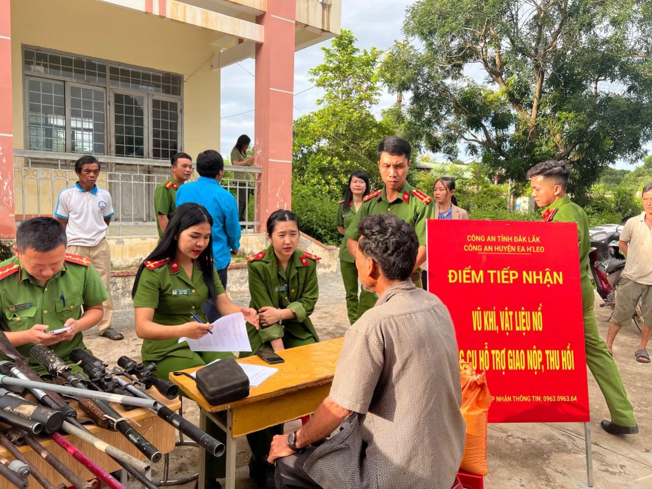 An ninh - Hình sự - Đắk Lắk: Nhiều hiệu quả từ mô hình “Điểm đổi gạo lấy vũ khí” (Hình 4).