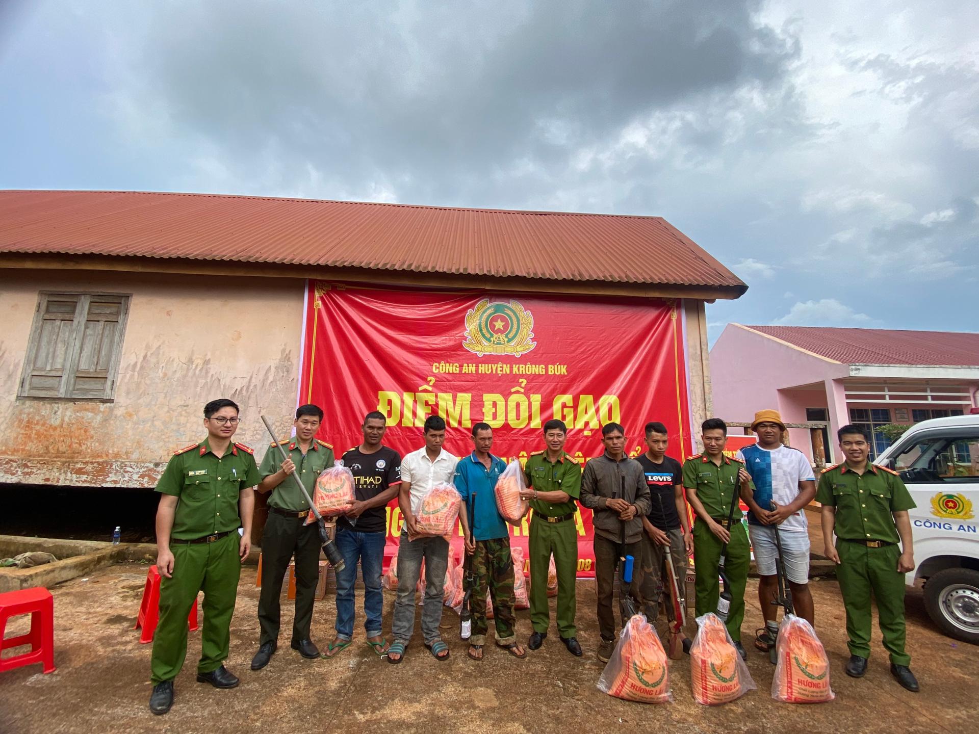 An ninh - Hình sự - Đắk Lắk: Nhiều hiệu quả từ mô hình “Điểm đổi gạo lấy vũ khí”