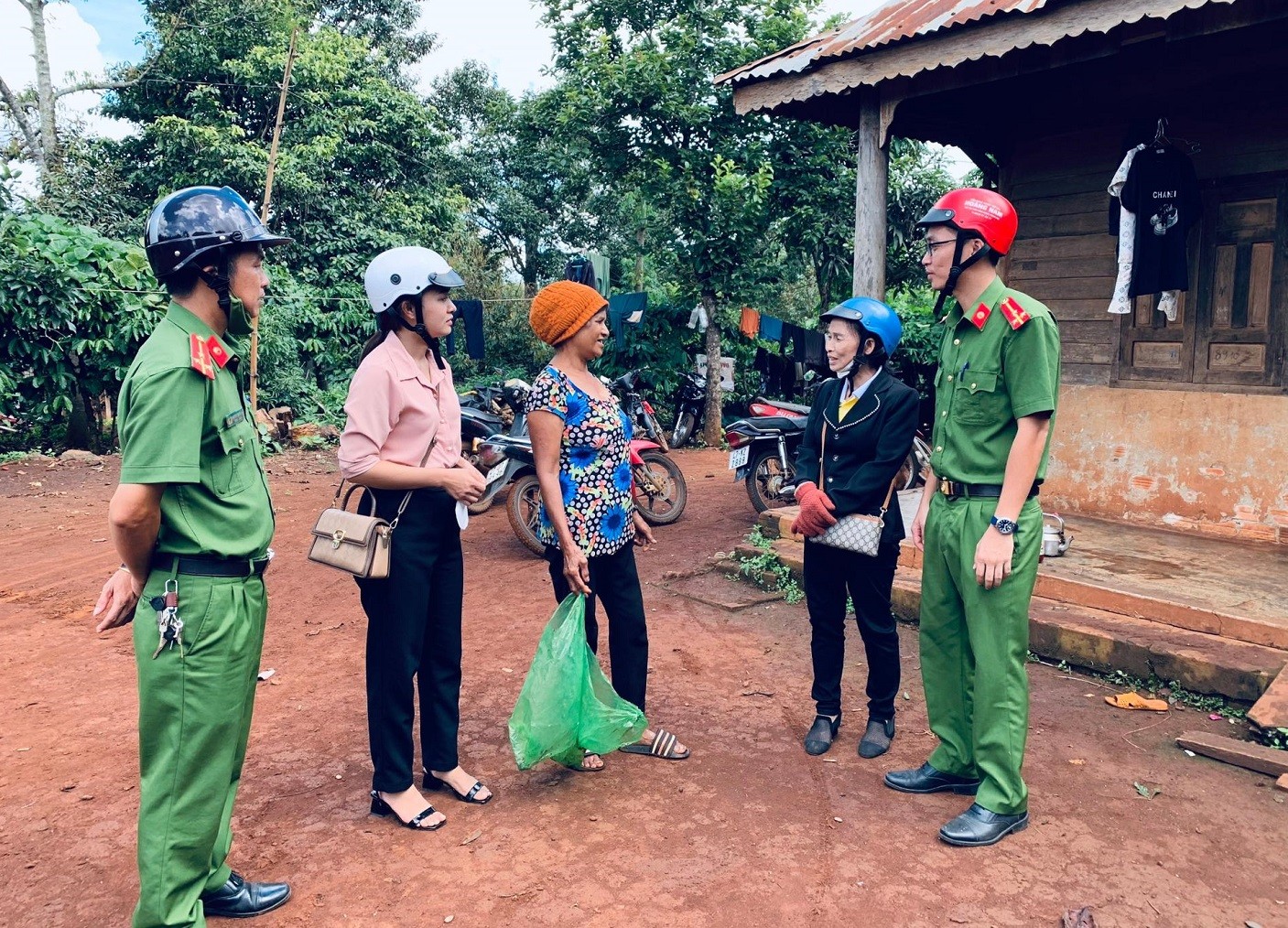 An ninh - Hình sự - Đắk Lắk: Nhiều hiệu quả từ mô hình “Điểm đổi gạo lấy vũ khí” (Hình 2).