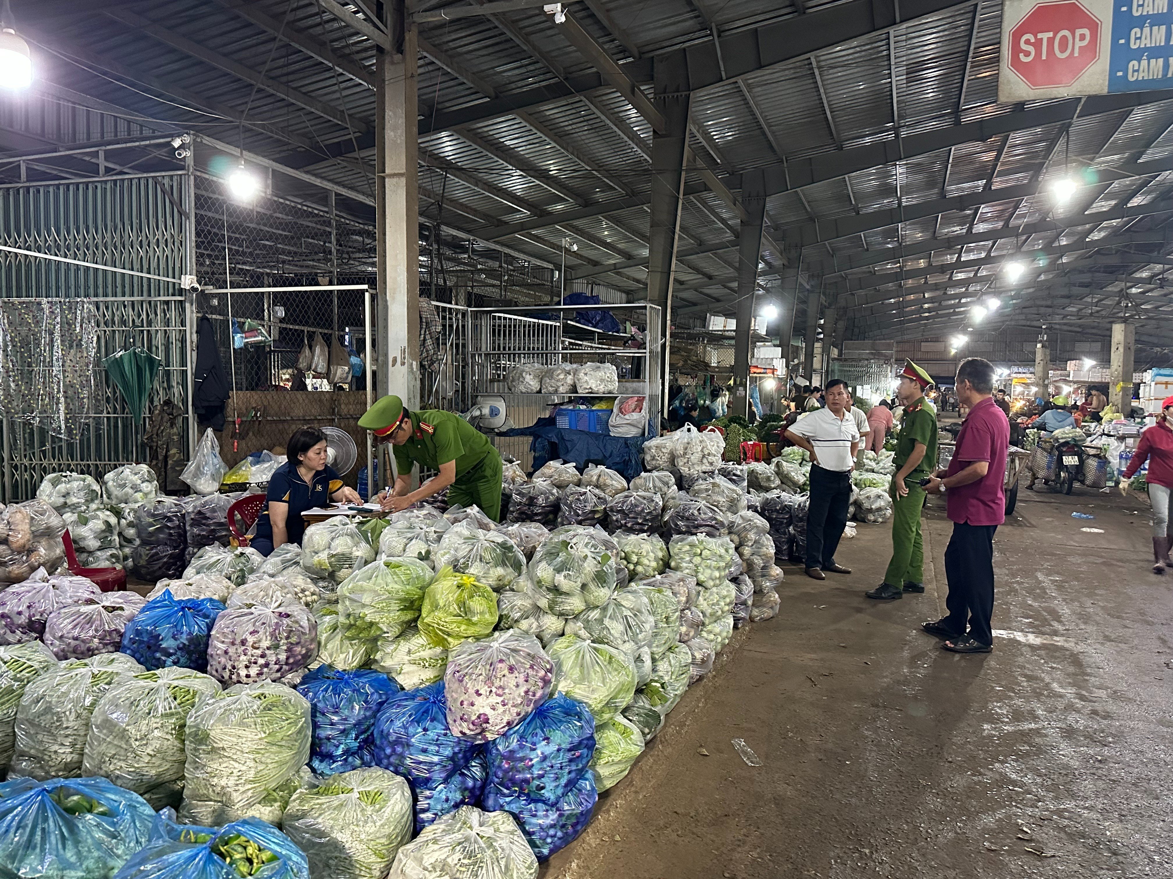 An ninh - Hình sự - Hai đối tượng chiếm đoạt tiền của nhiều tiểu thương bằng thủ đoạn tinh vi (Hình 2).