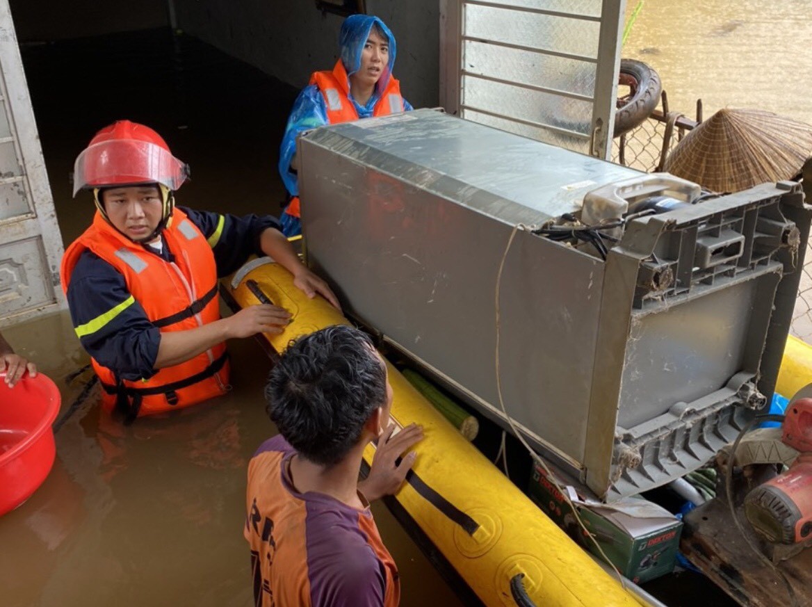 Dân sinh - Công an nỗ lực ứng cứu tài sản của người dân bị ảnh hưởng do mưa lũ (Hình 2).