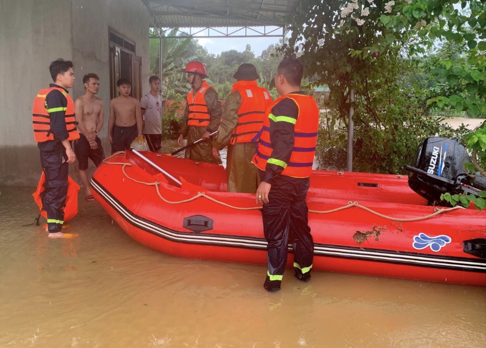 Dân sinh - Công an nỗ lực ứng cứu tài sản của người dân bị ảnh hưởng do mưa lũ (Hình 4).