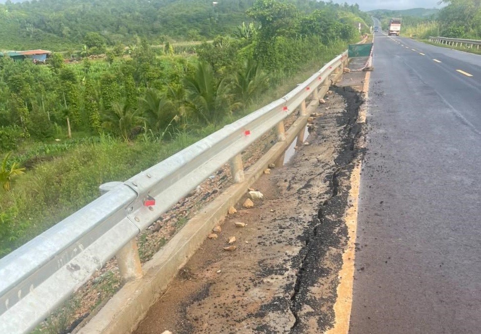 Dân sinh - Đường tránh bị sạt lở, công an cảnh báo phòng ngừa tai nạn giao thông (Hình 2).