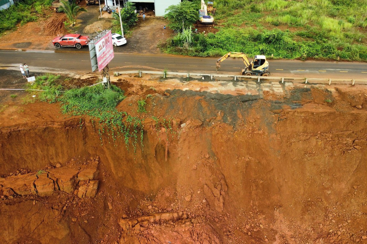 Dân sinh - Đắk Nông: Sạt lở nghiêm trọng do mưa lũ, một phần nhà dân rơi xuống suối