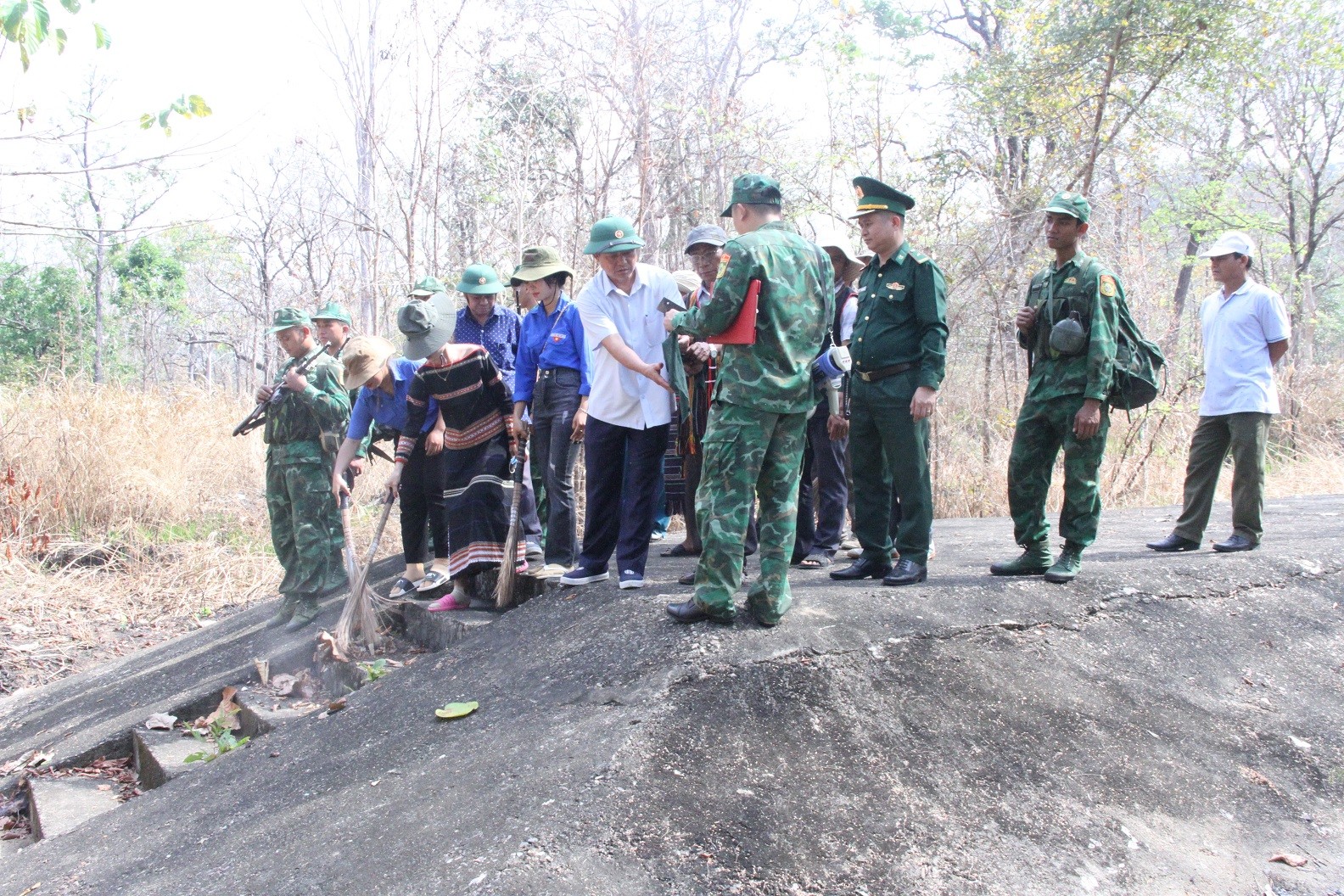 Dân sinh - “Cột mốc sống” nơi biên cương (Hình 5).