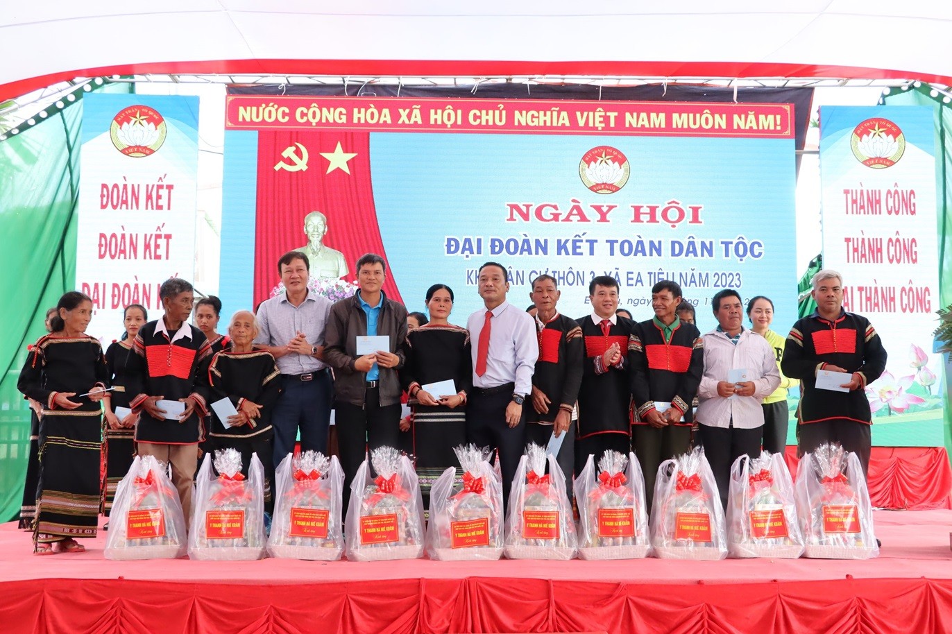 Sự kiện - Tổng Thư ký Quốc hội tham dự Ngày hội Đại đoàn kết dân tộc ở Đắk Lắk (Hình 2).