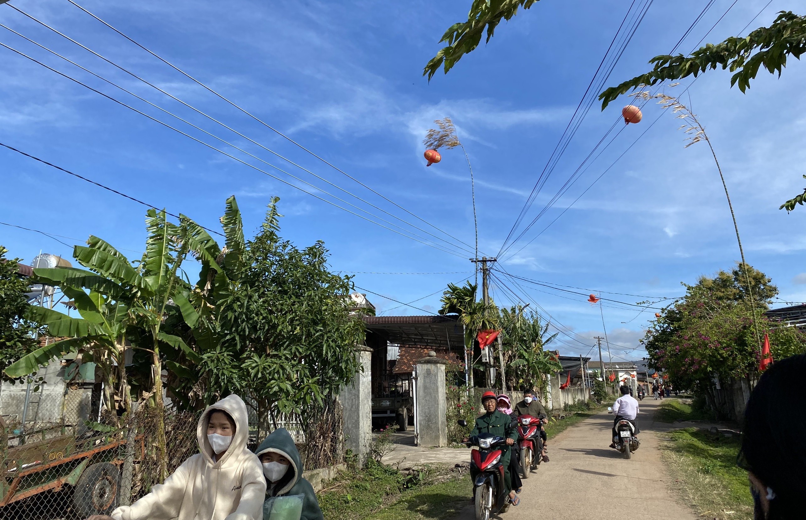 Văn hoá - Rộn ràng không khí dựng cây nêu đón Tết trên quê hương mới (Hình 3).