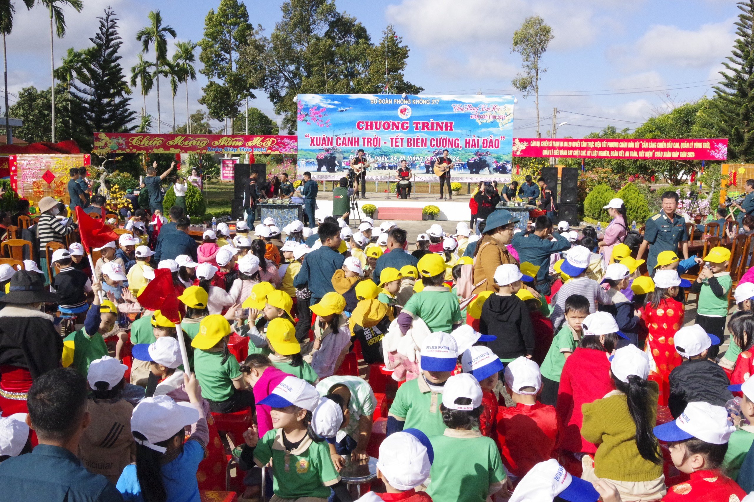 Dân sinh - “Xuân canh trời, Tết biên cương, hải đảo” gắn kết tình quân dân (Hình 2).