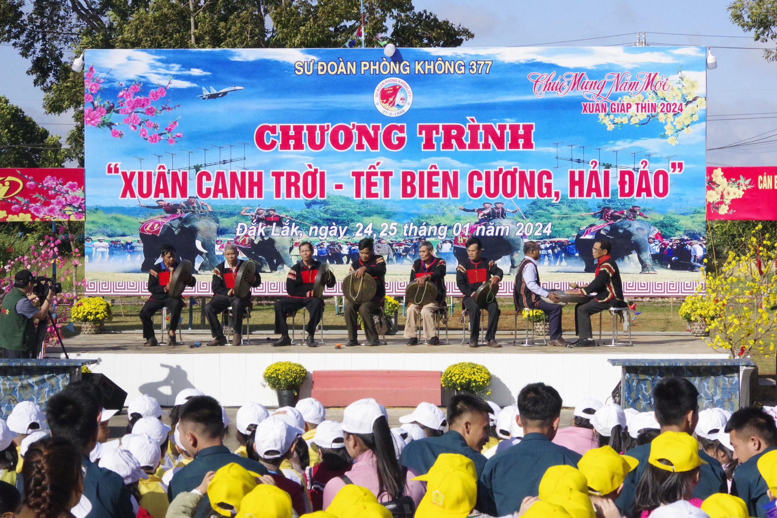 Dân sinh - “Xuân canh trời, Tết biên cương, hải đảo” gắn kết tình quân dân