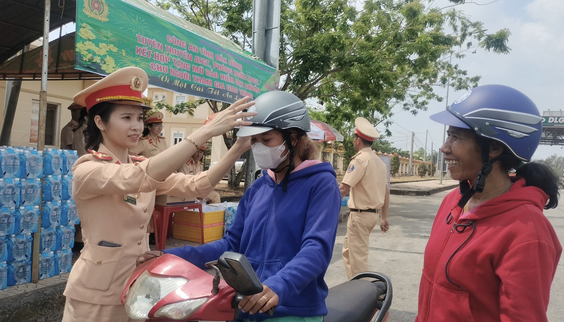 Dân sinh - Công an Đắk Nông tiếp sức cho người dân trên đường về quê ăn Tết   (Hình 2).