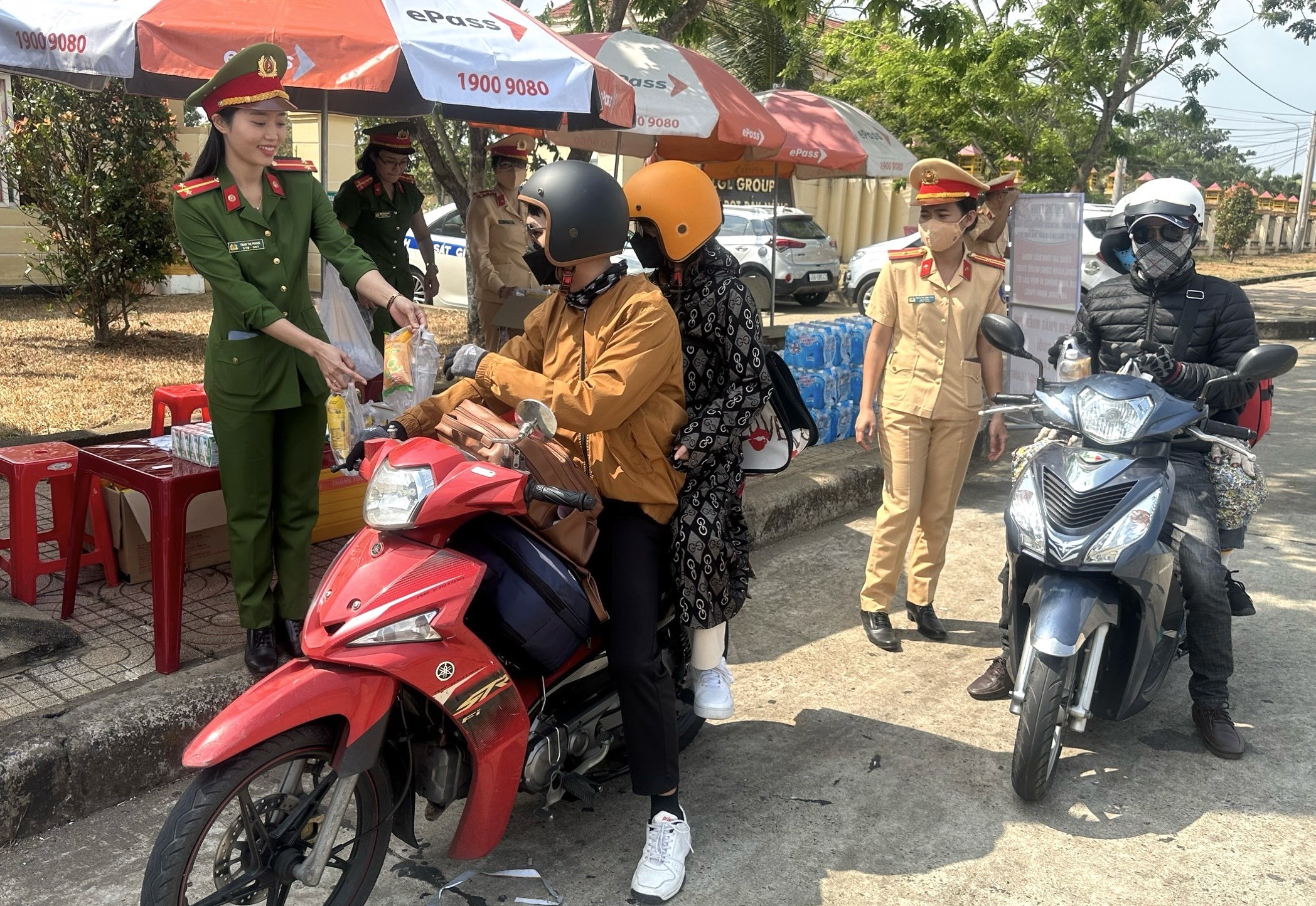 Dân sinh - Công an Đắk Nông tiếp sức cho người dân trên đường về quê ăn Tết  