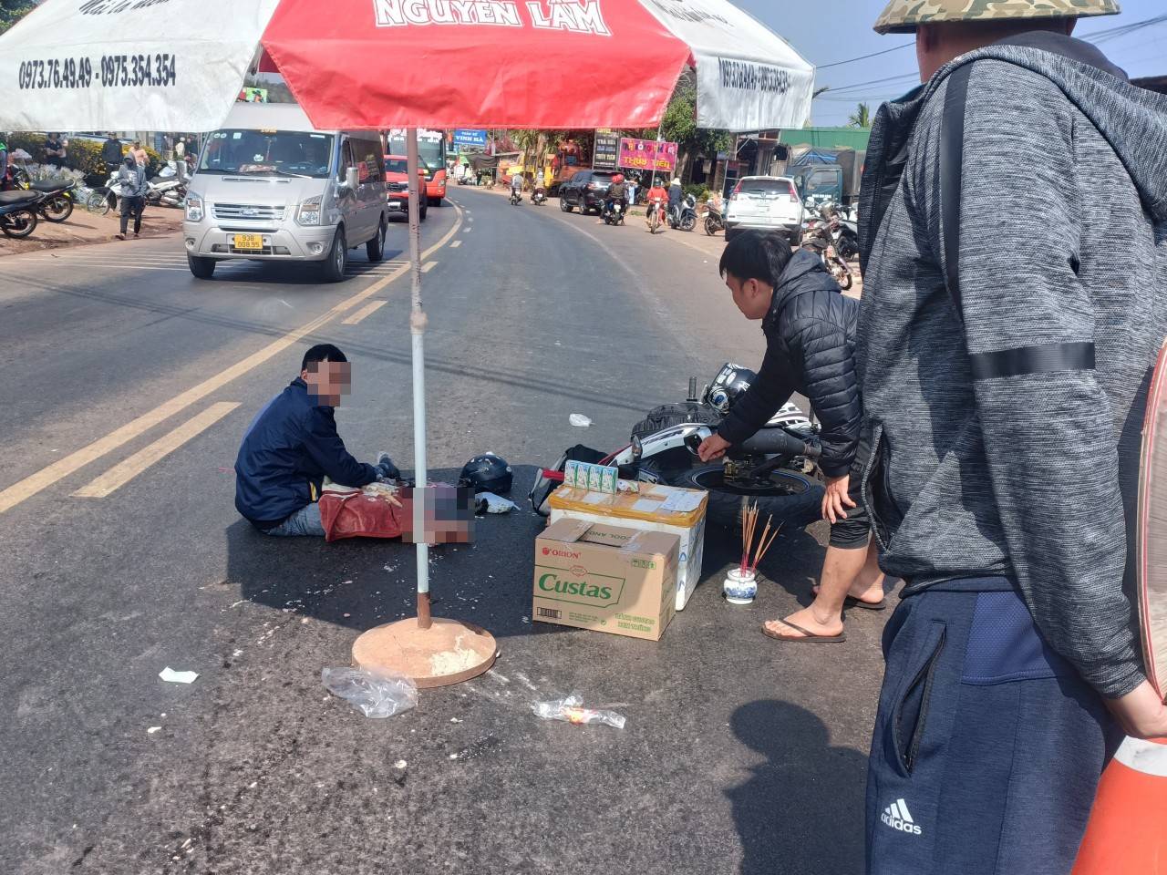 Dân sinh - Người cha khóc nghẹn ôm thi thể con gái sau vụ tai nạn thương tâm