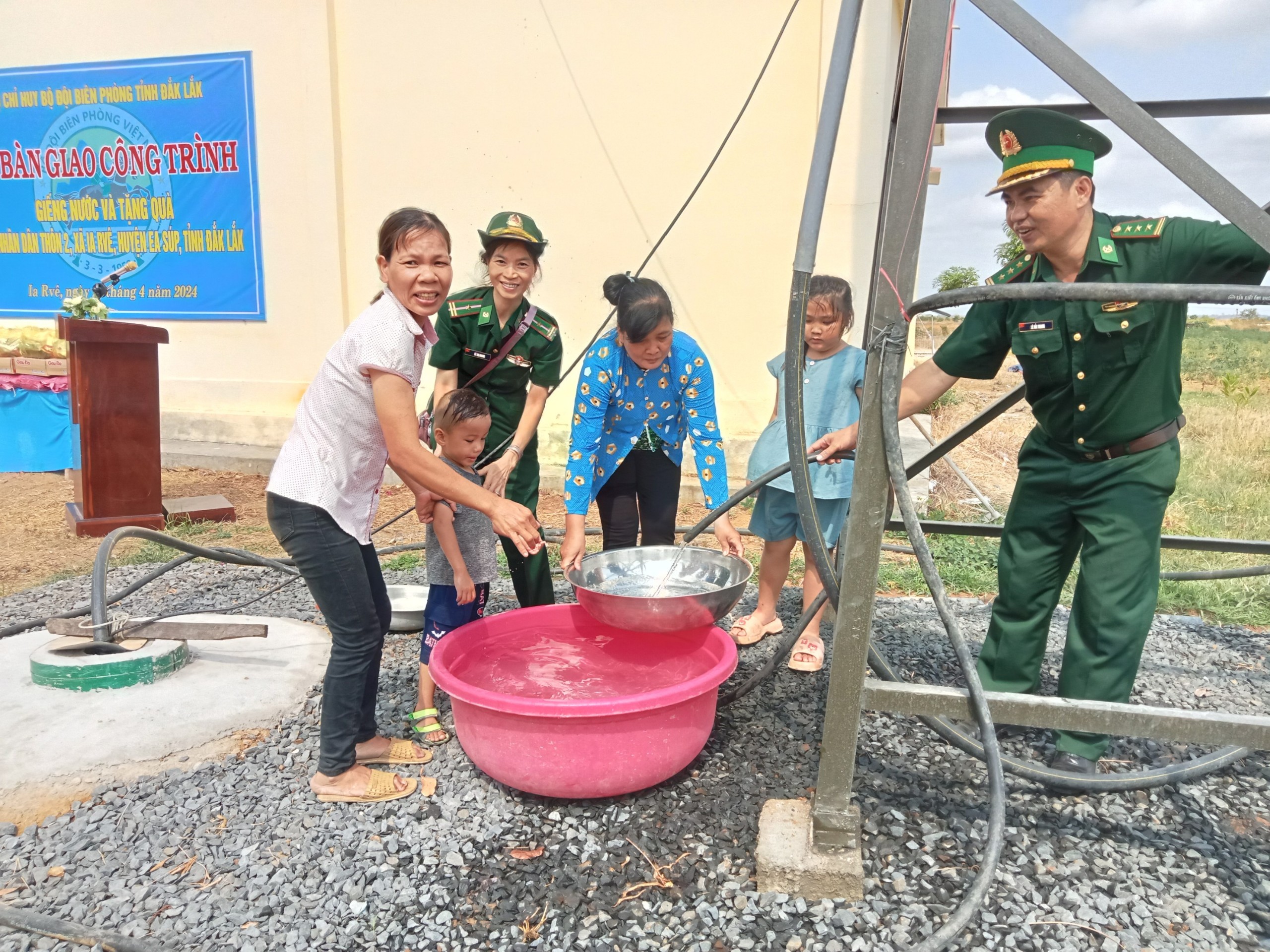 Dân sinh - Những giọt nước nghĩa tình trong mùa khô hạn nơi vùng biên giới (Hình 2).