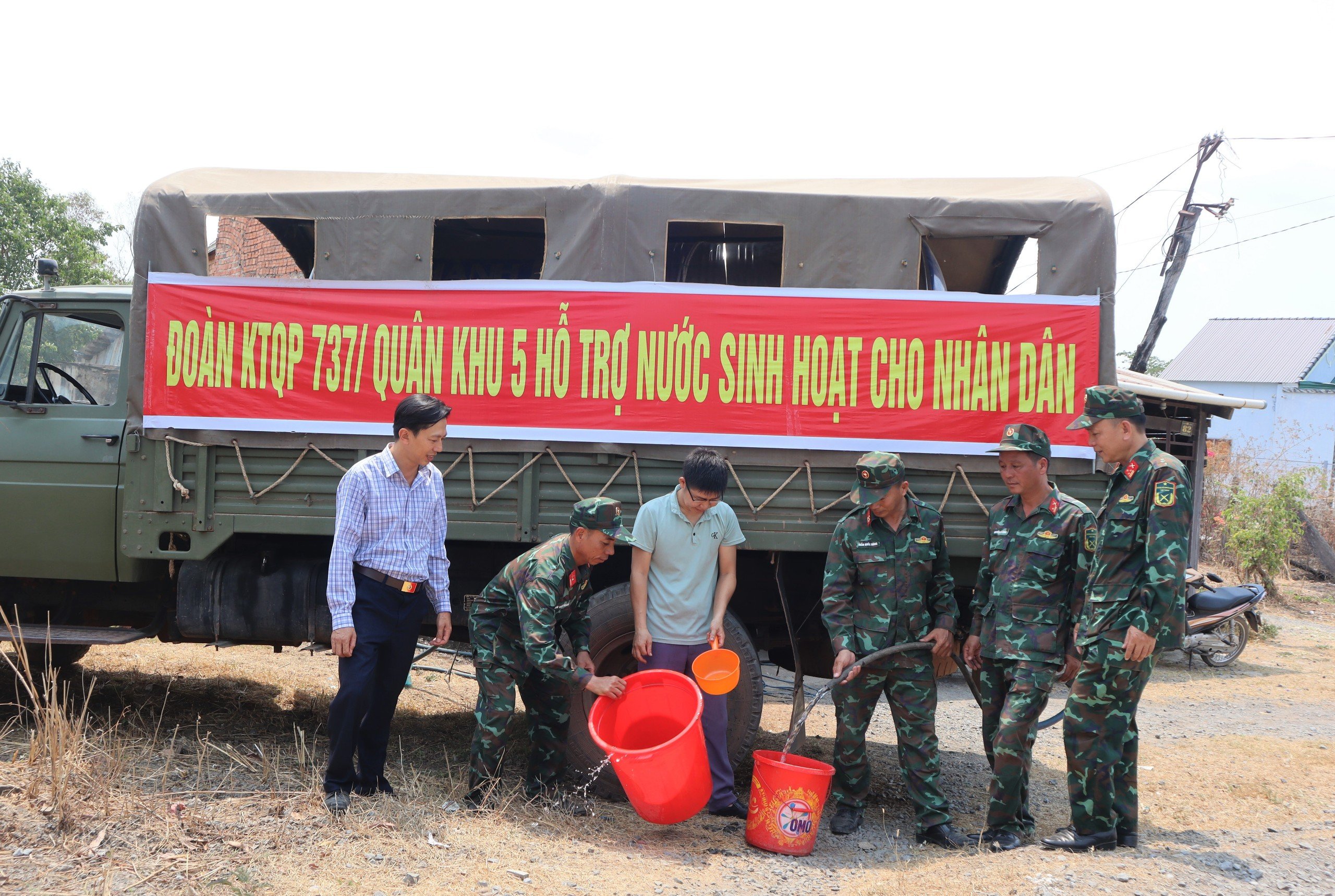 Dân sinh - Những giọt nước nghĩa tình trong mùa khô hạn nơi vùng biên giới (Hình 3).