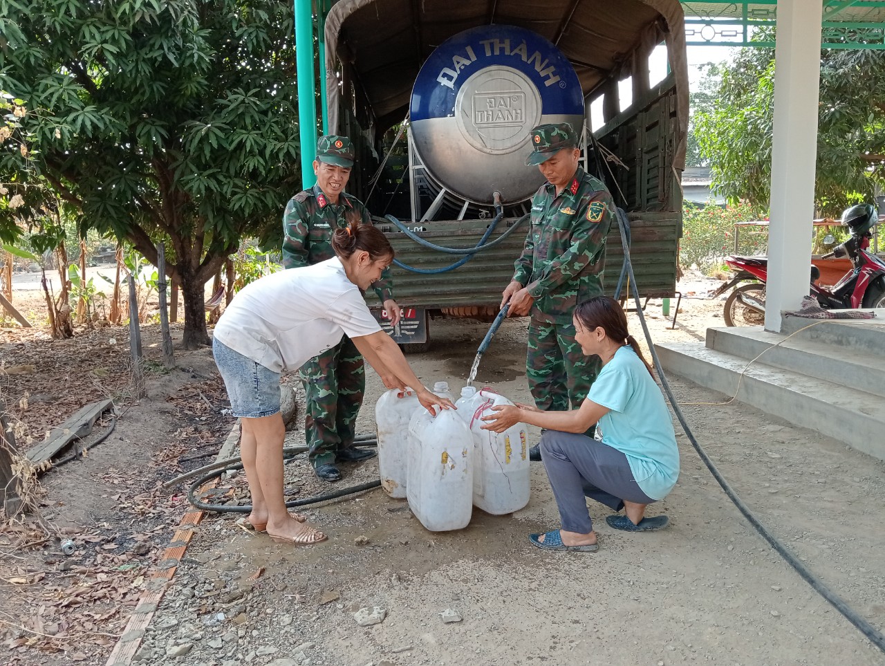 Dân sinh - Những giọt nước nghĩa tình trong mùa khô hạn nơi vùng biên giới (Hình 4).